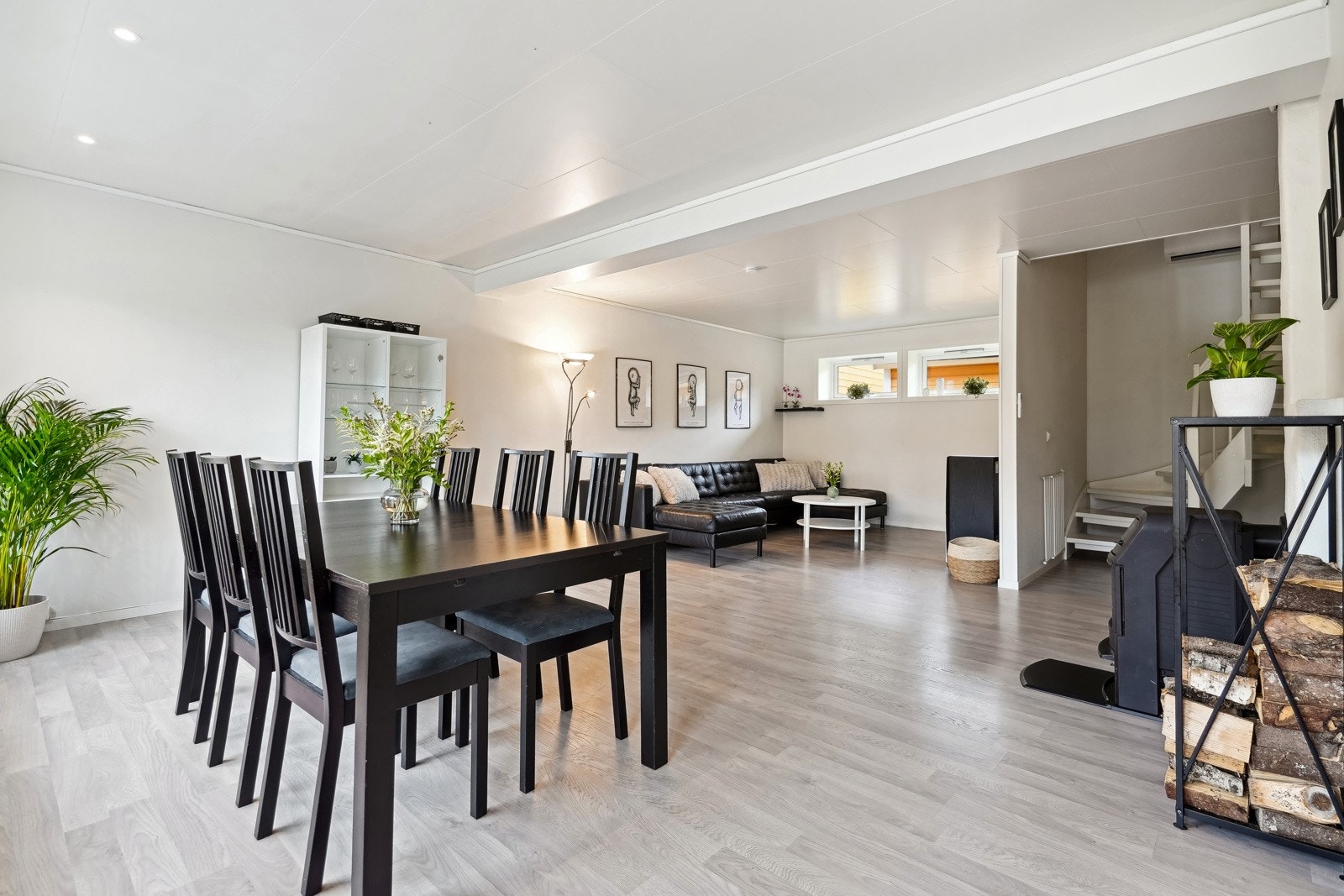 Spiseavdelingen er strategisk plassert mellom stue og kjøkken. Galleribilde