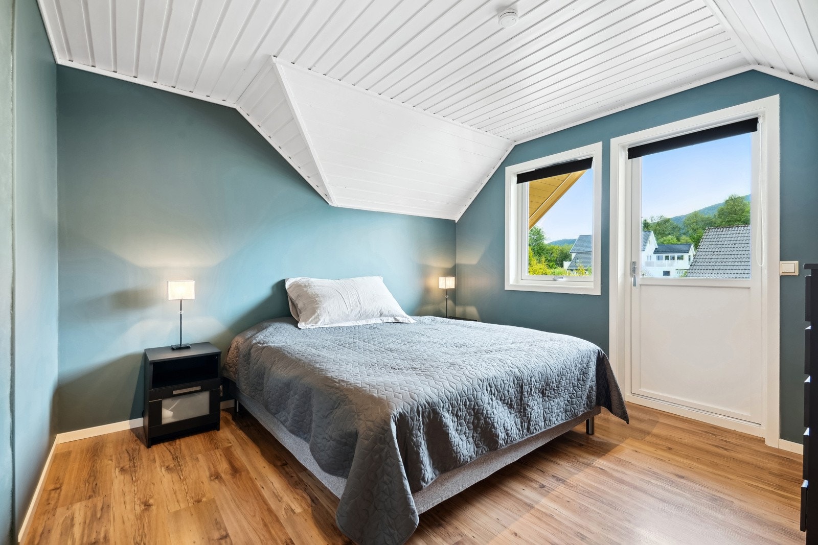 Hovedsoverommet er av svært god størrelse, og har utgang til egen balkong. Galleribilde