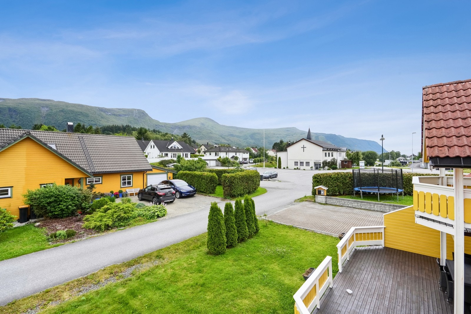 Nærområdet er svært rolig og familievennlig, med kort avstand til barnehage, skole og flotte naturområder. Galleribilde
