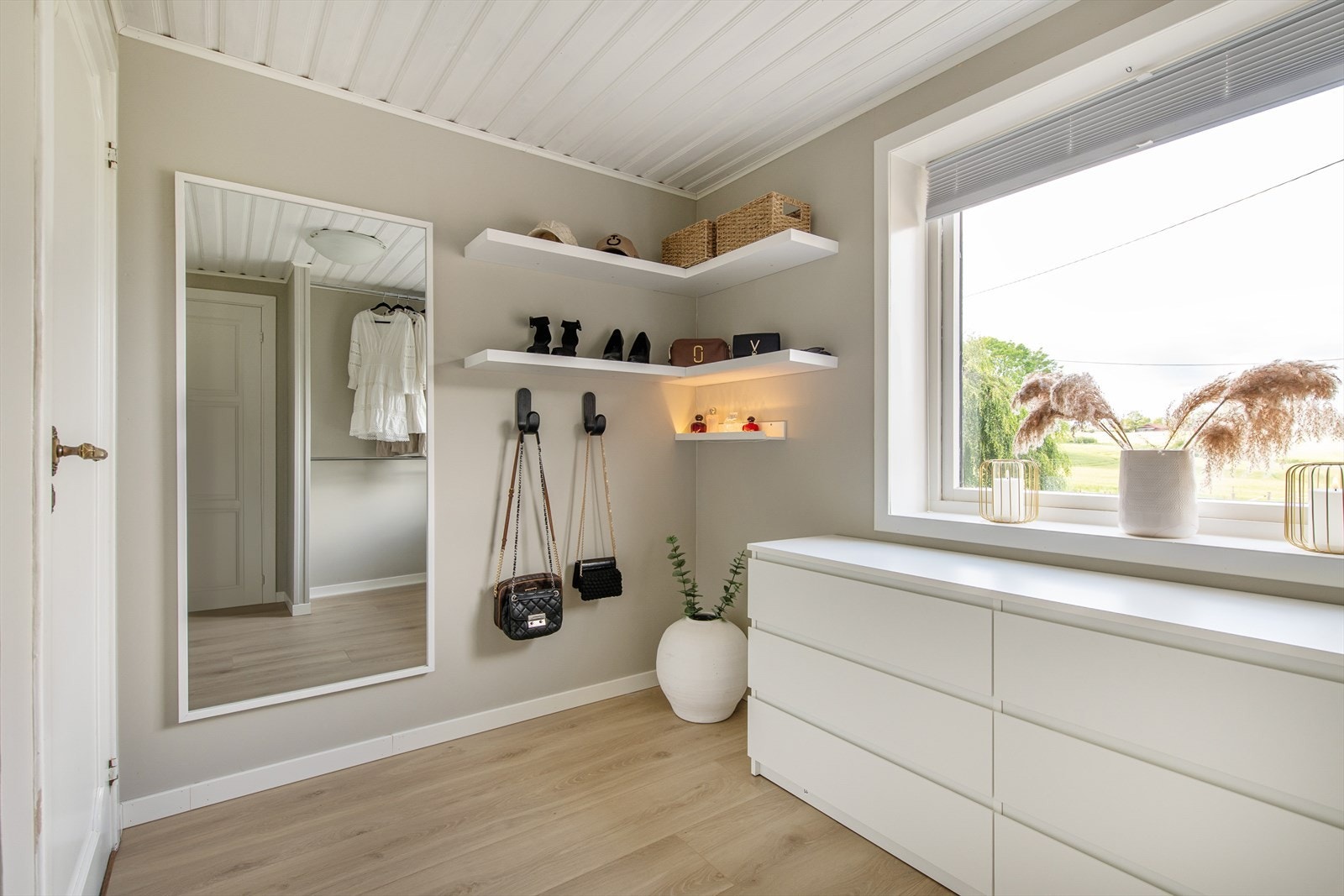 Walk-in closet er en drøm for den som liker mote eller bare har mye klær Galleribilde