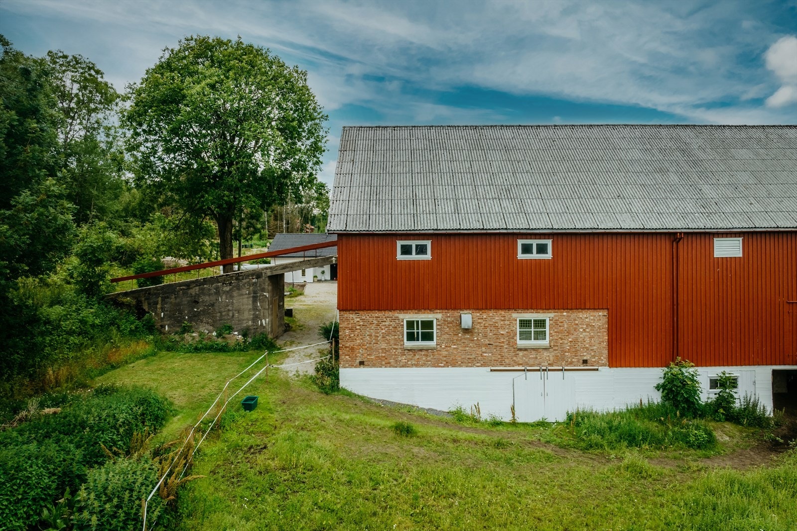 Her har du låvebru, eiketrær og stall, hva mer kan man ønske seg Galleribilde
