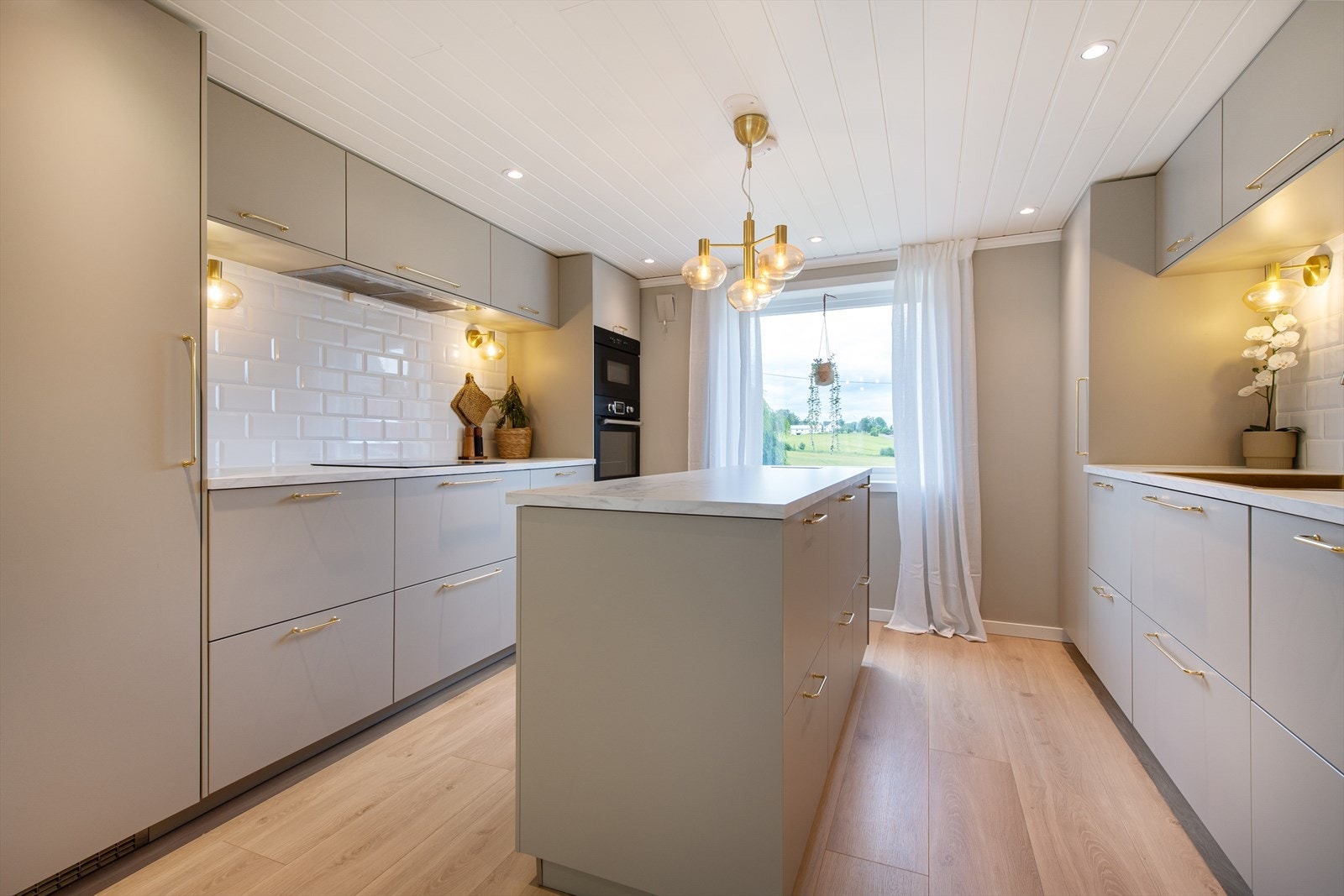 Lekkert kjøkken som de aller fleste vil like, her har du masse plass Galleribilde