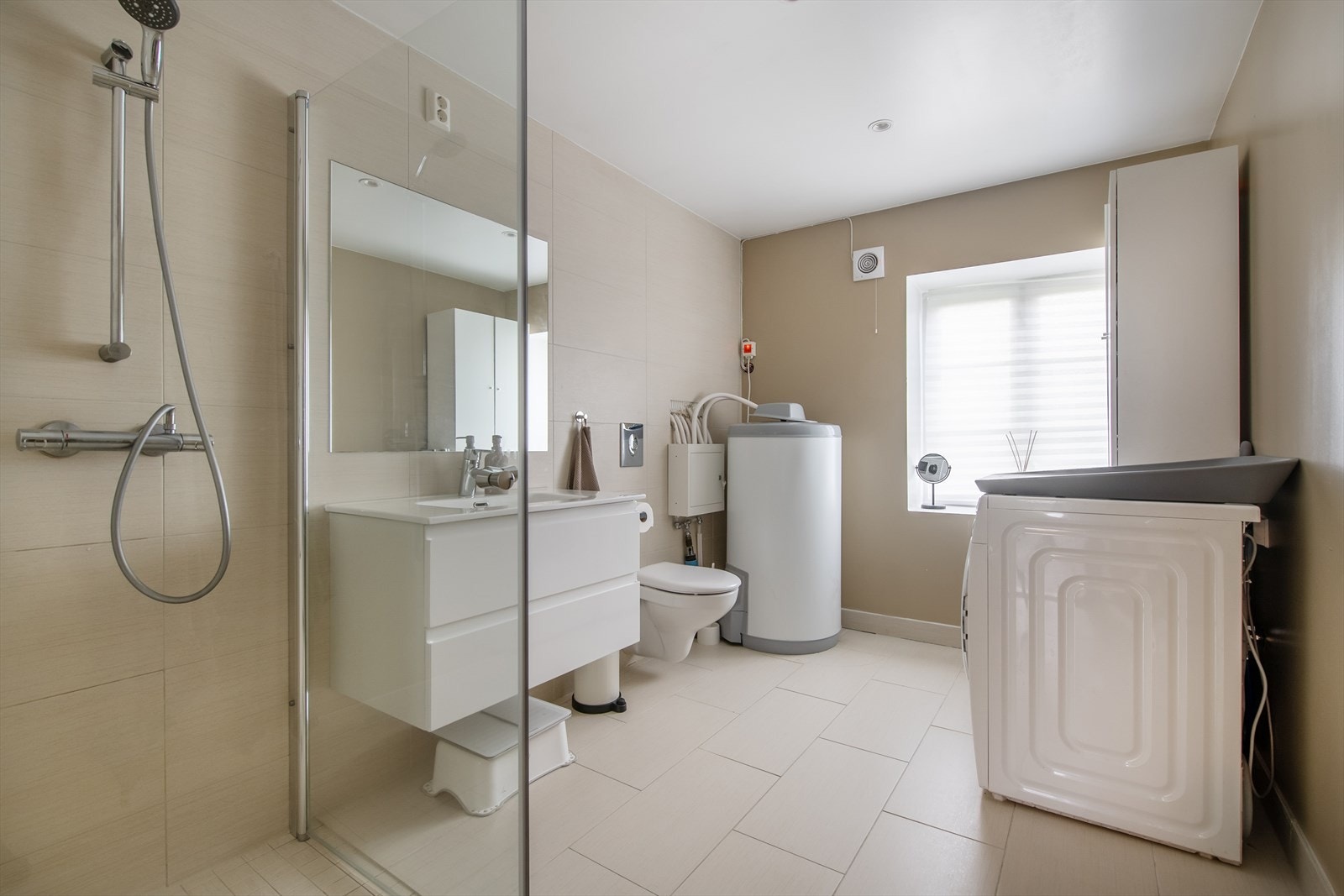 Badet er oppgradert i senere tid og fremstår som meget bra Galleribilde