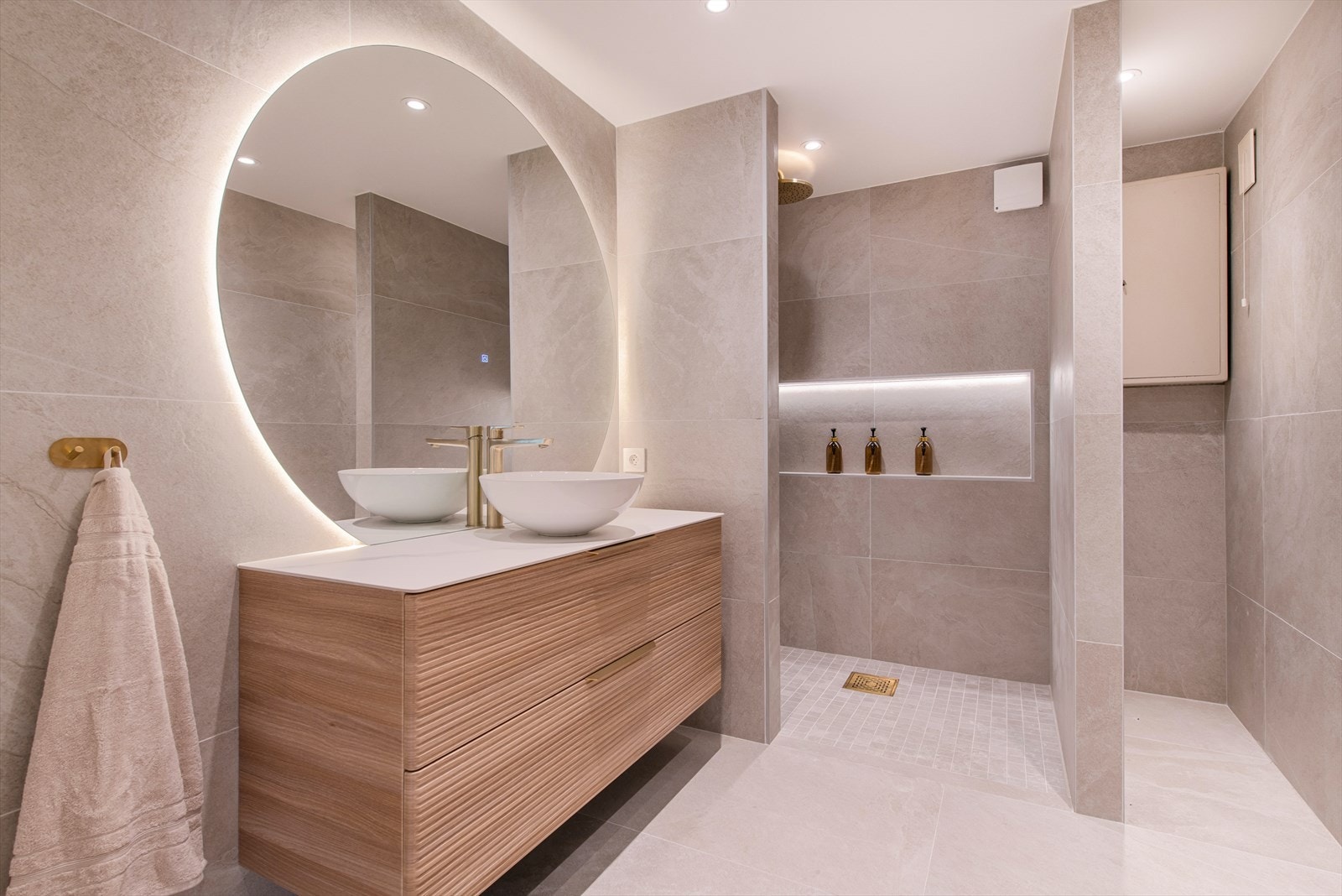 Tenk å starte og avslutte dagen i dette badet Galleribilde