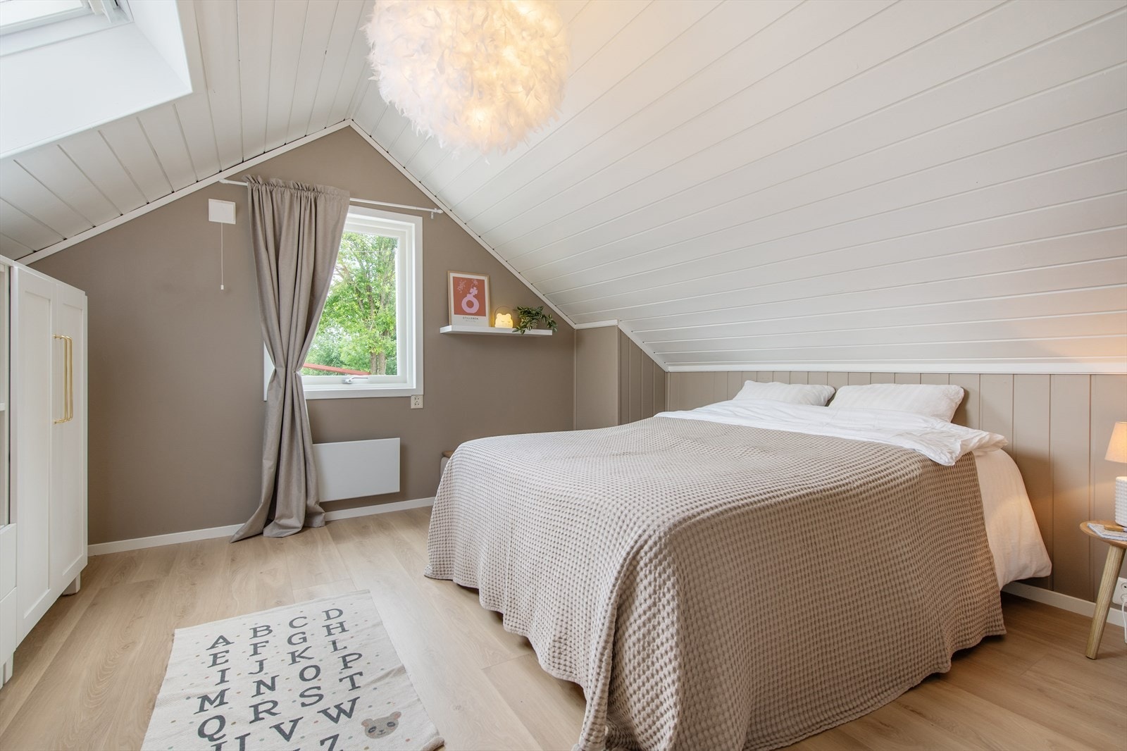 Det andre soverommet er litt større men i samme behagelige farge Galleribilde