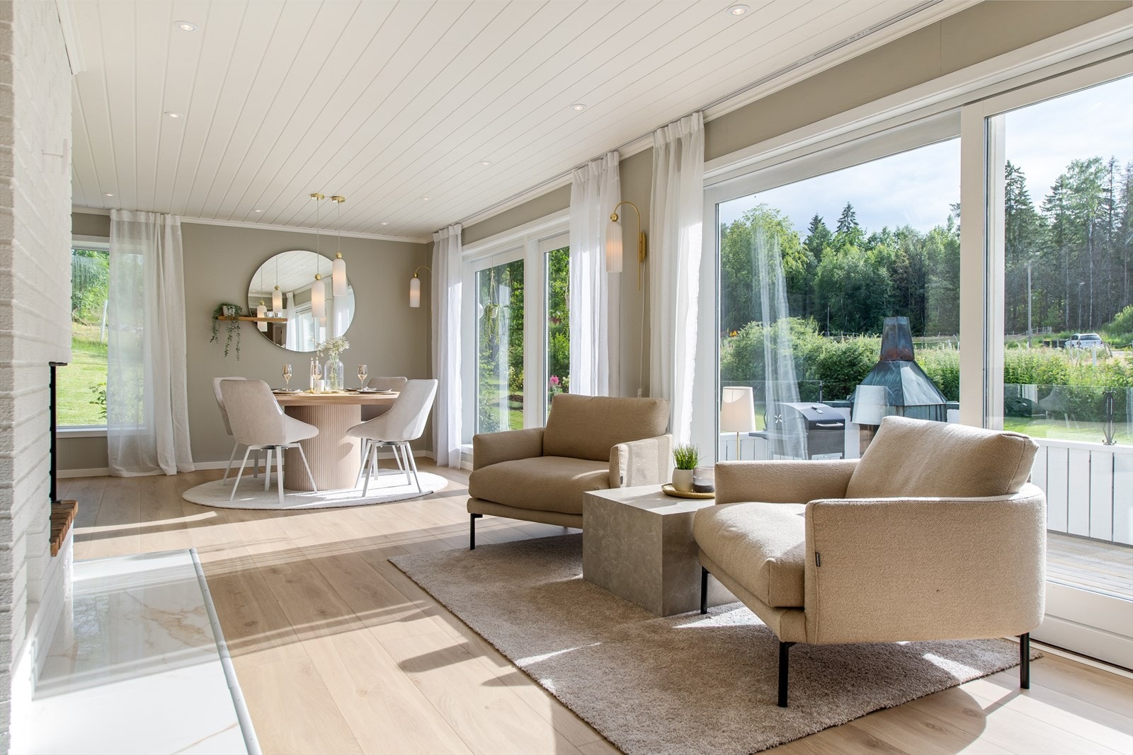 Store vindusflater gir masse naturlig lys Galleribilde