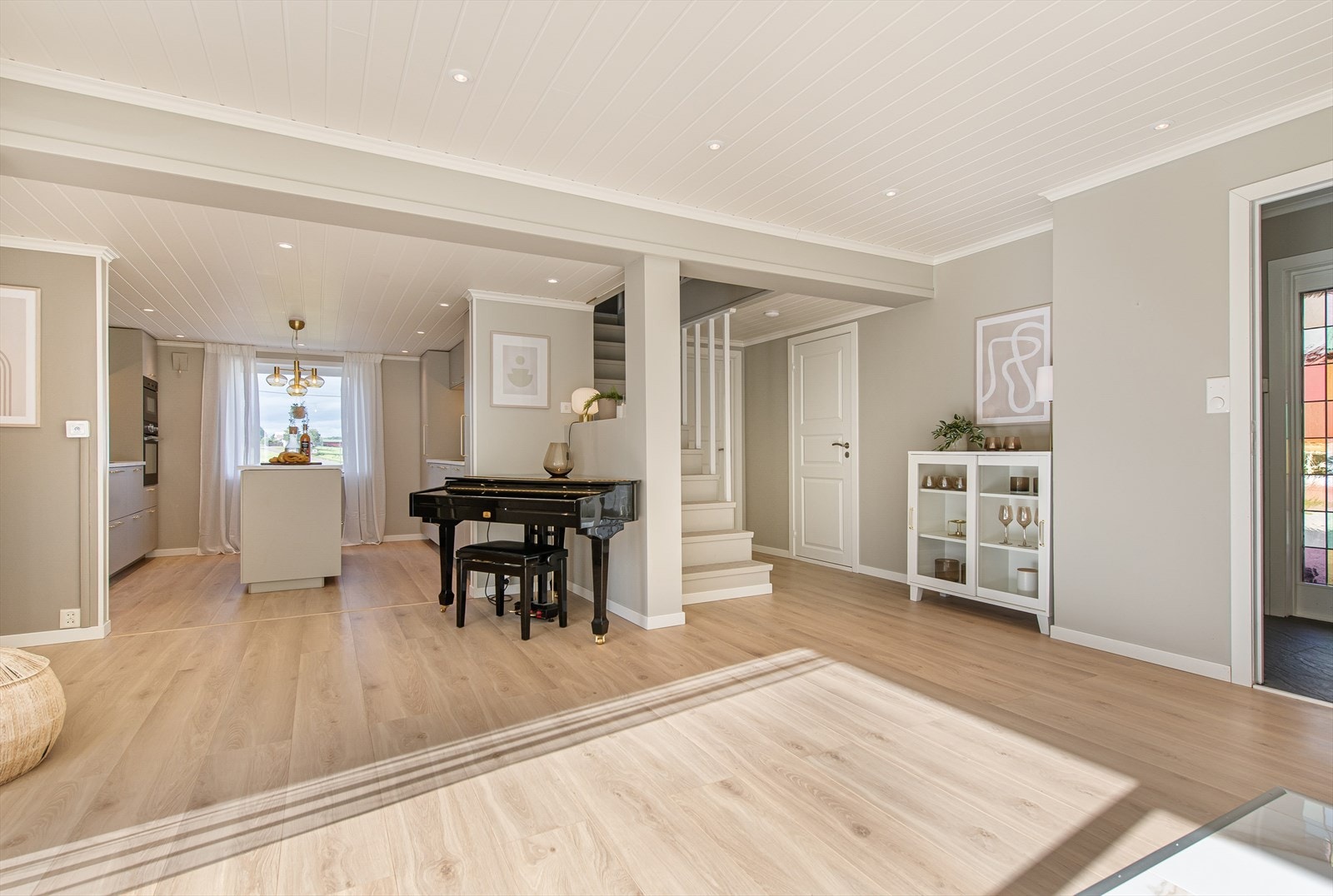 Ingen stue uten flygel, dette er moderne men en god dose "hjemfølelse" Galleribilde