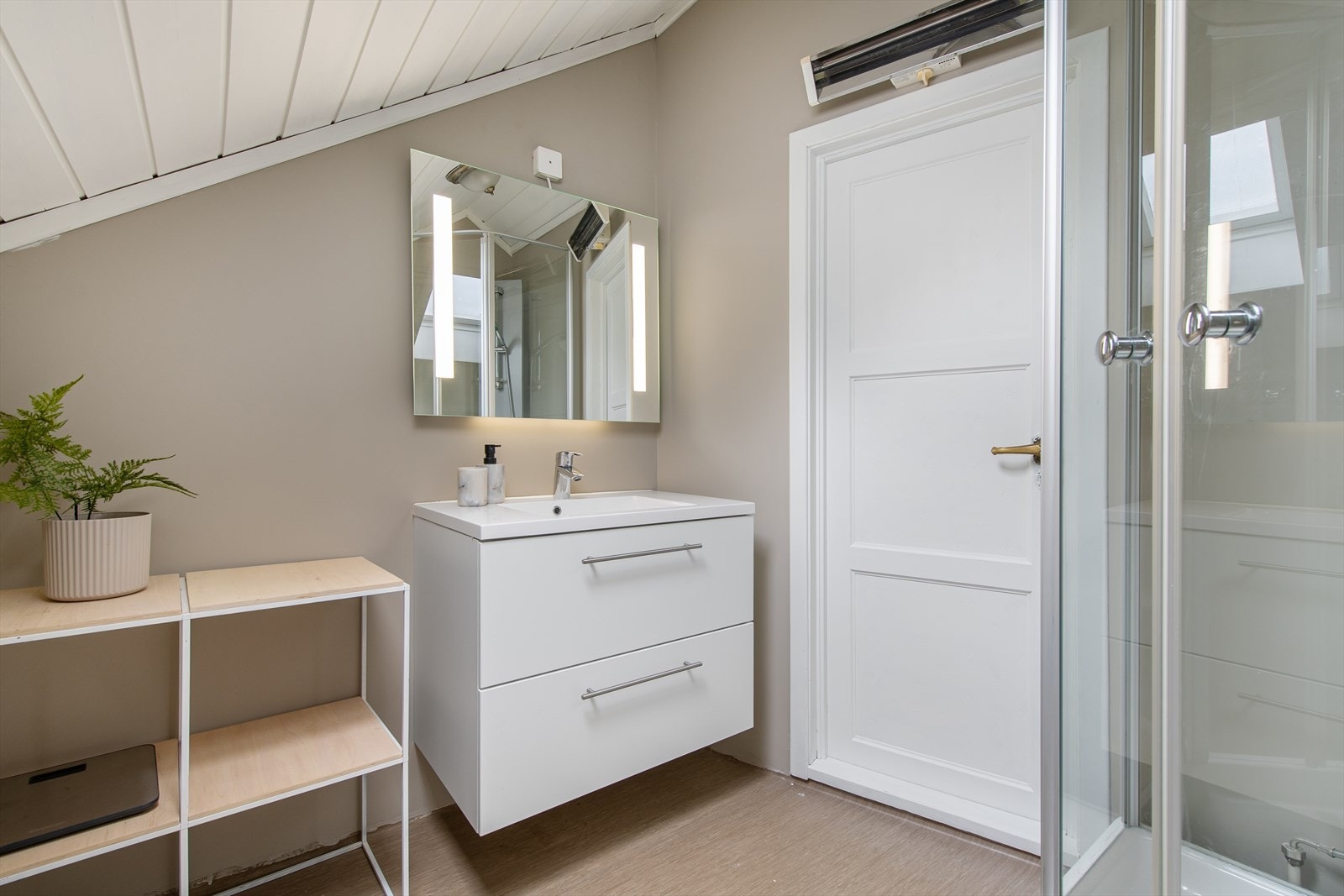 Bad i begge etasjene er meget praktisk Galleribilde