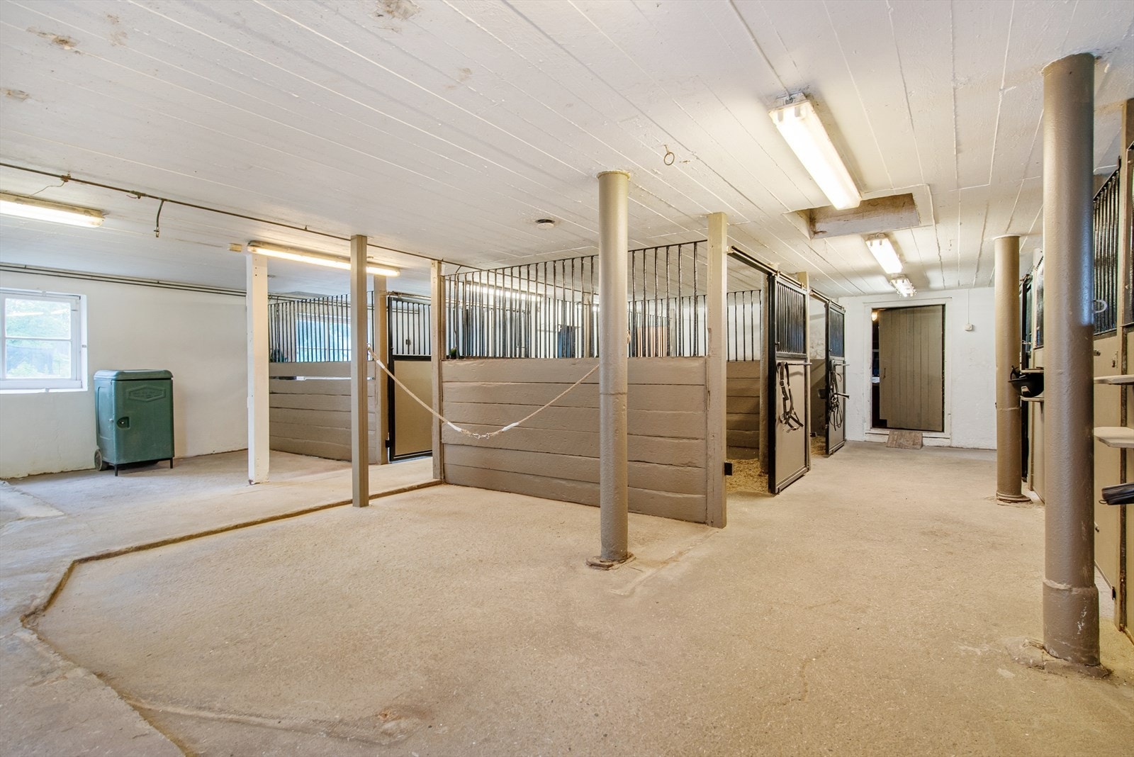 Stallen er pen og med plass til 7-8 hester Galleribilde