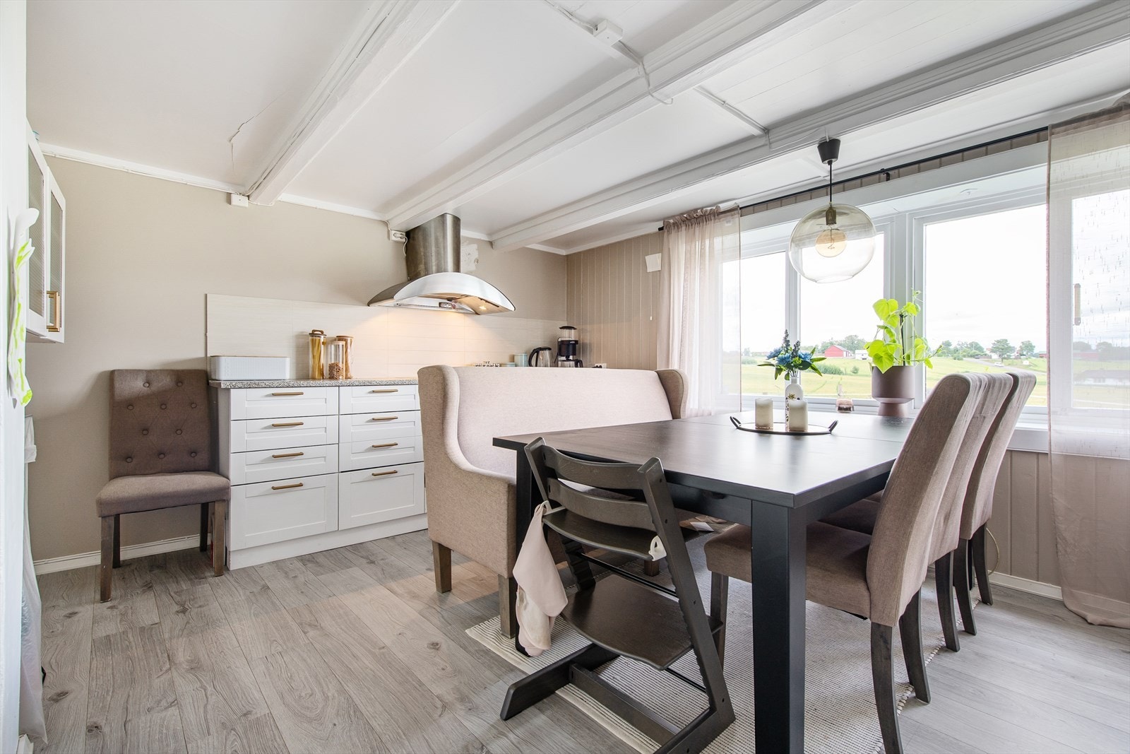 Kjøkkenet er enklere standard enn i hovedboligen, men likevel er dette et greit kjøkken Galleribilde