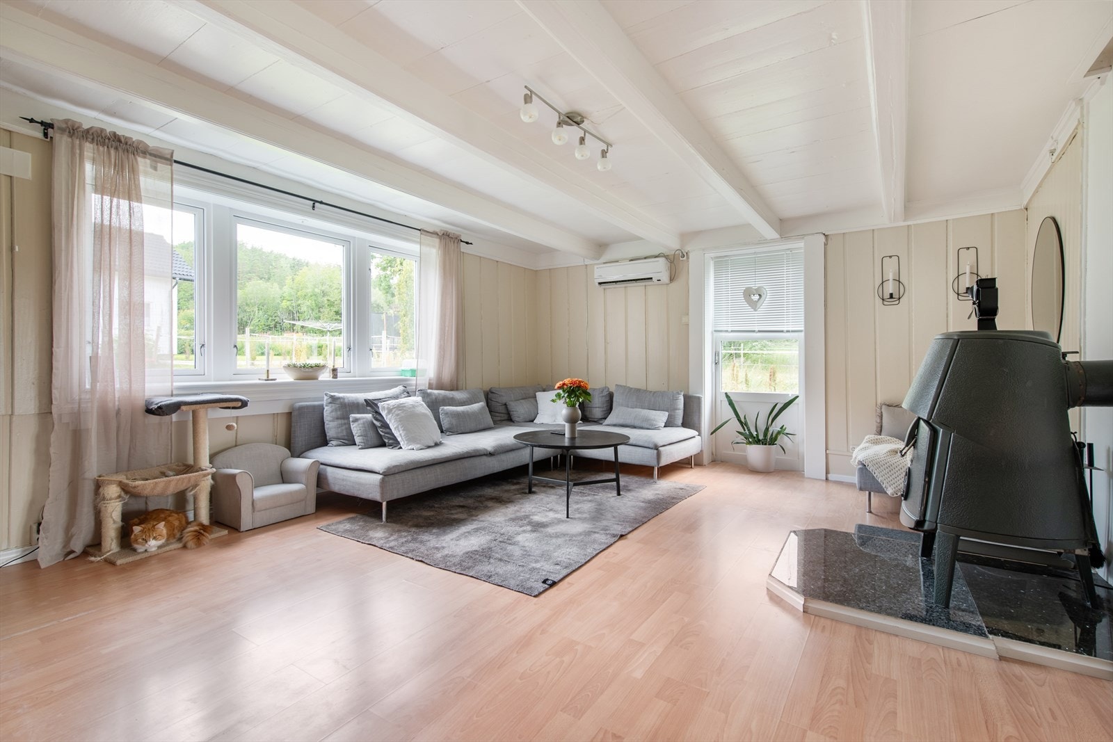 Stuen er eldre og det er litt lavere i tak her Galleribilde