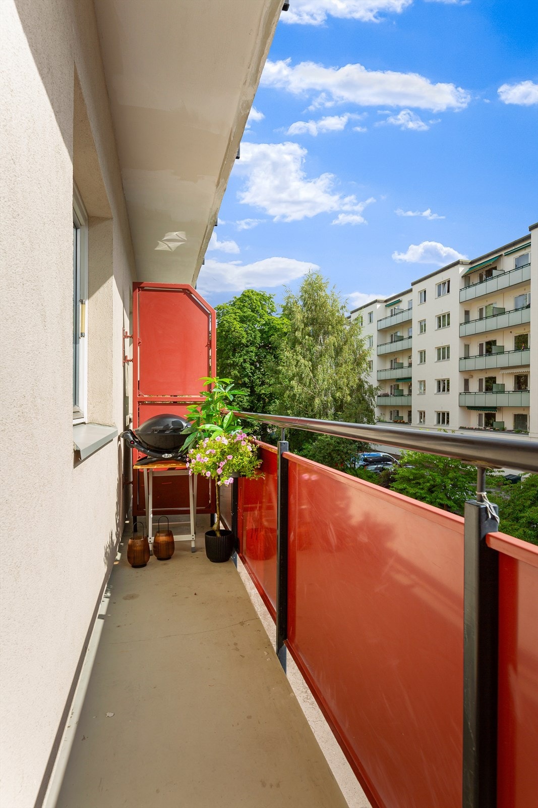 Luftig og fritt utsyn fra balkongen i 3. etasje. Galleribilde