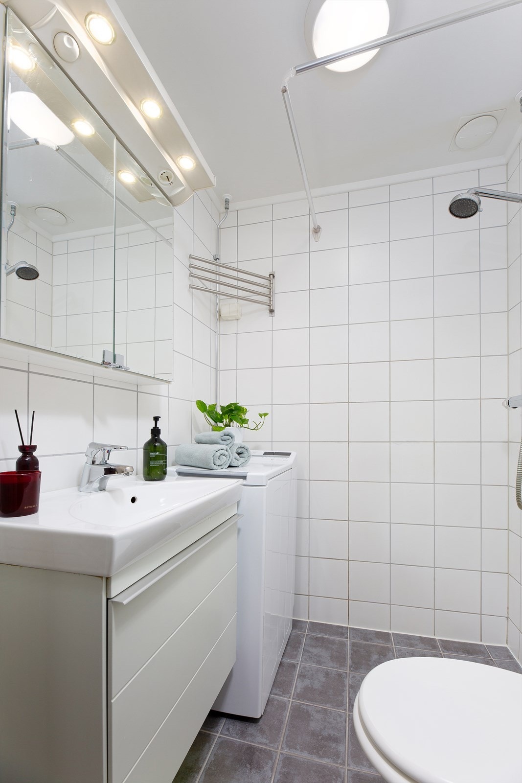 Flislagt baderom med opplegg for vaskemaskin. Galleribilde