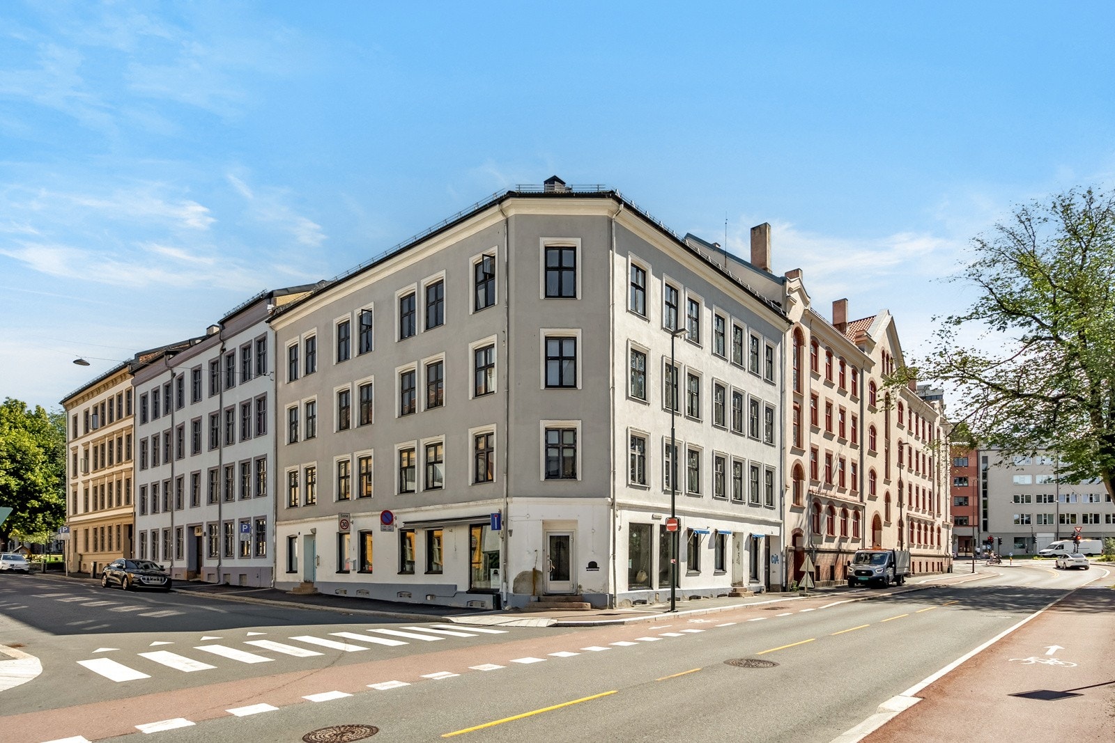 Som beboer i Åkebergveien 42B har man tilgang til en idyllisk og flott felles bakgård som er lukket og kun til bruk for beboerne. Galleribilde