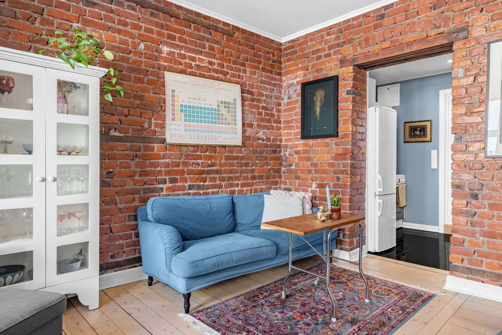 Her har du plass til sofagruppe, spisebord og TV med tilhørende møblement. Galleribilde