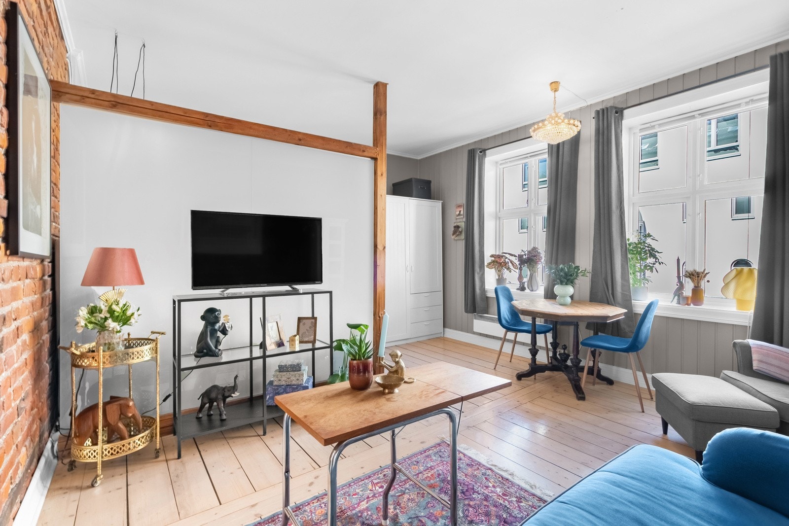 Det er store vindusflater med brede karmer som slipper inn rikelig med lys i boligen. Galleribilde