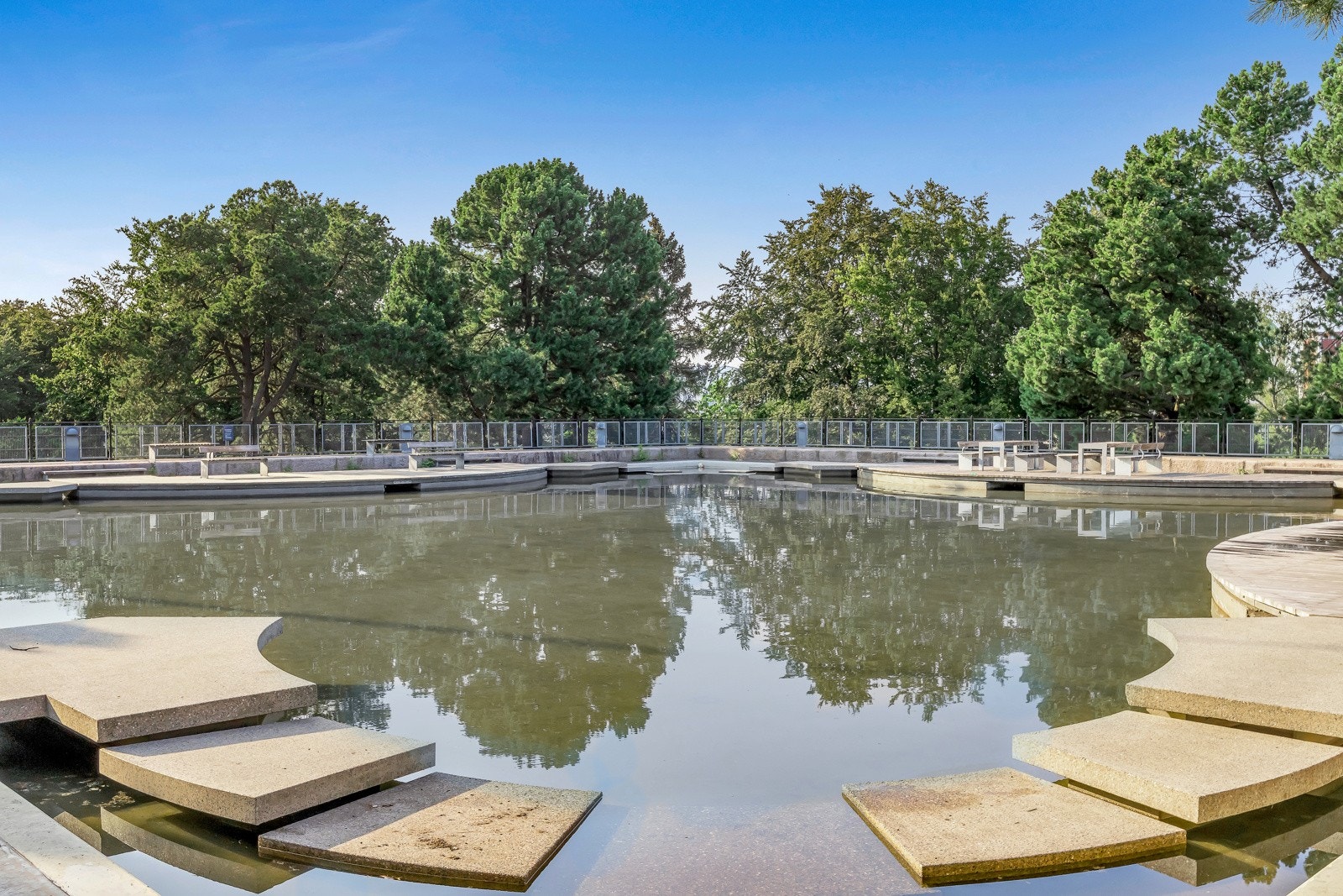 Kampen park med vannspeil, bordtennisbord, naturisbane (1.nov-1.mars) og benker og bord. Galleribilde
