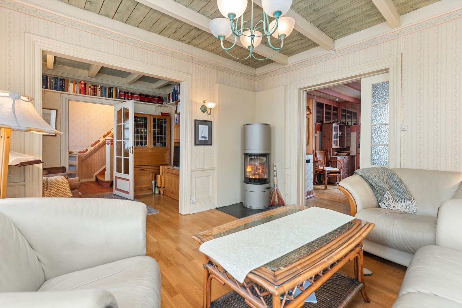 Fra stue mot tv- stue. Galleribilde