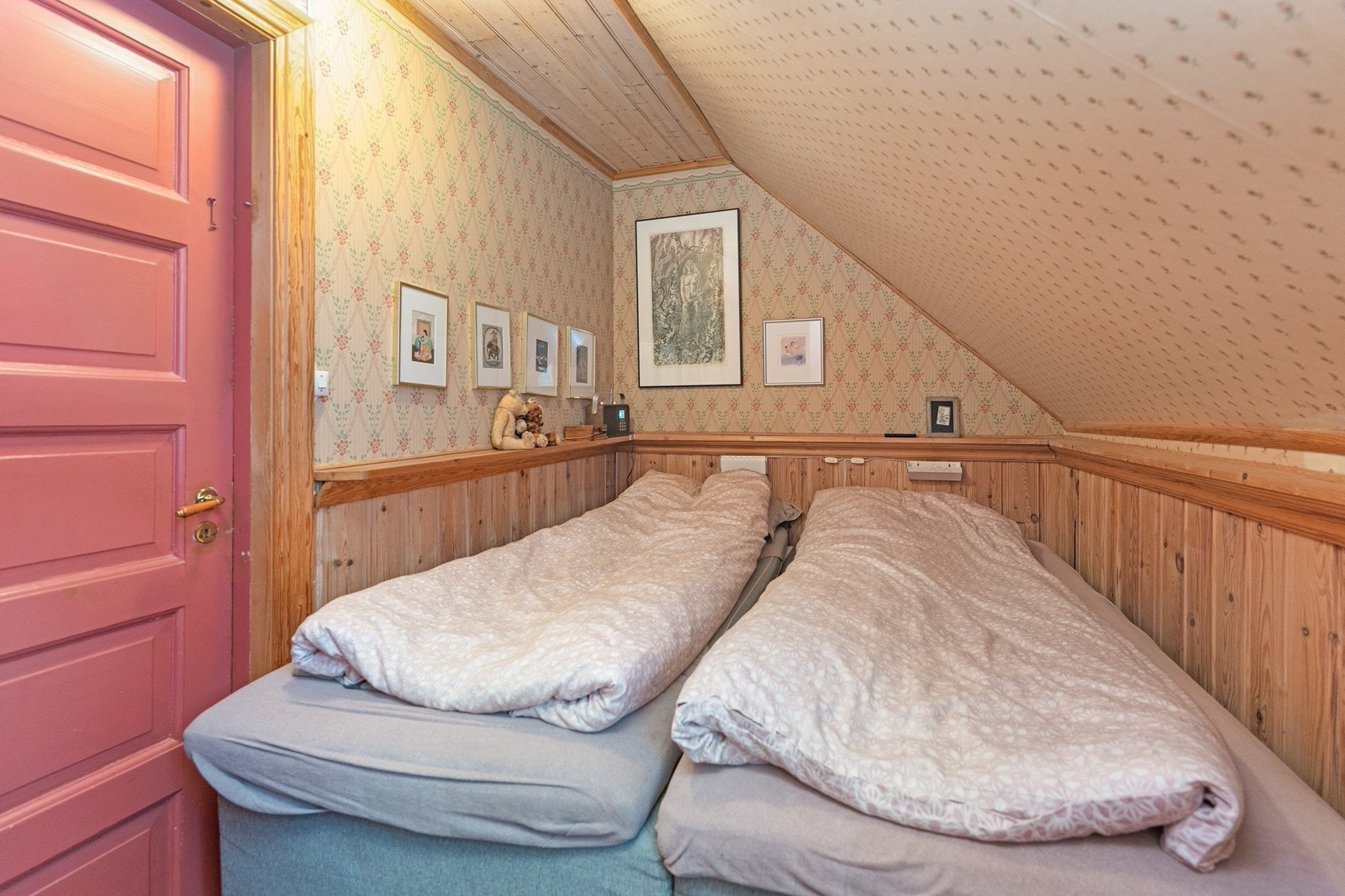 To soverom i loftsetasjen, samt stort hobbyrom/ loftstue. Galleribilde