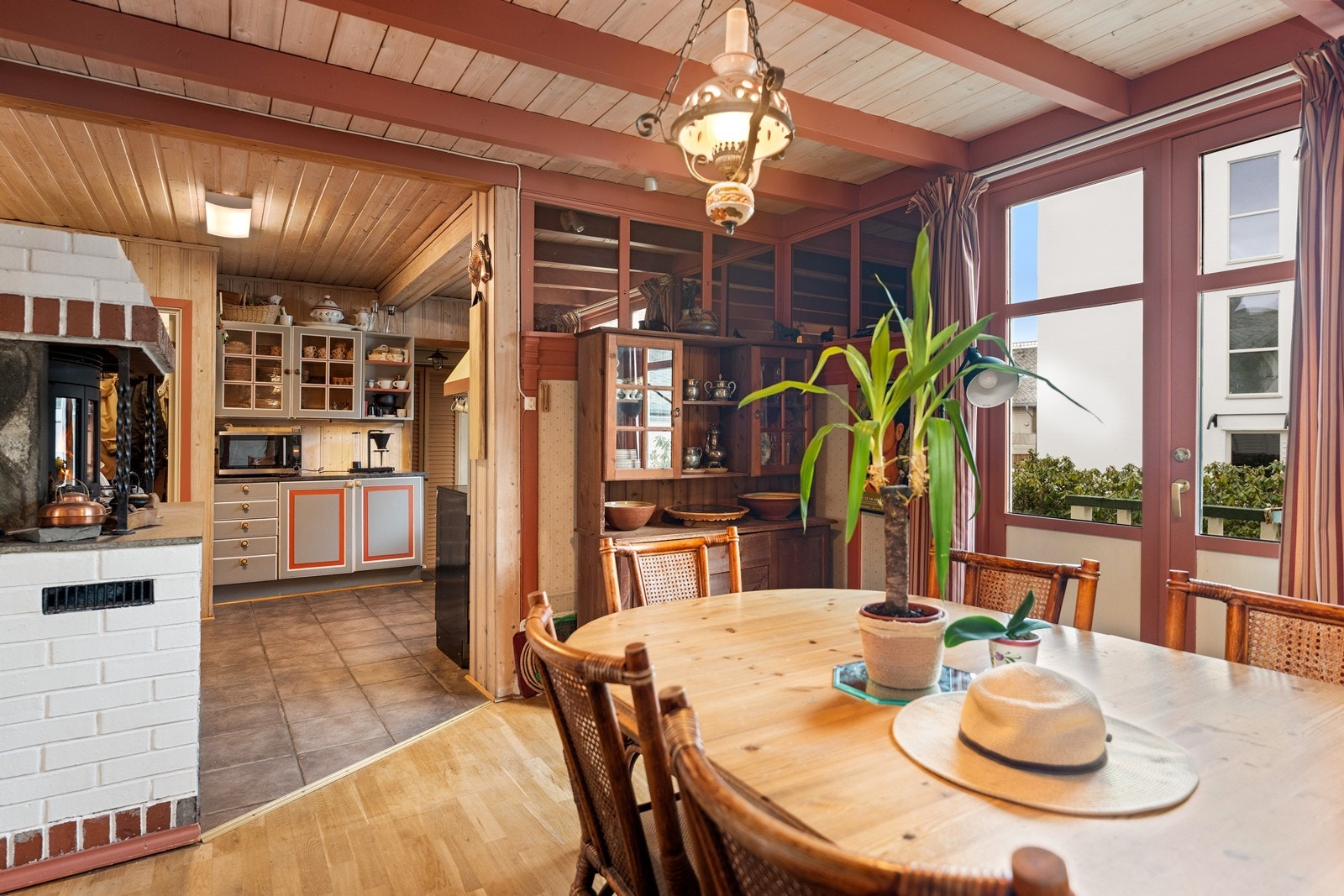 Fra spisestue mot kjøkken. Galleribilde