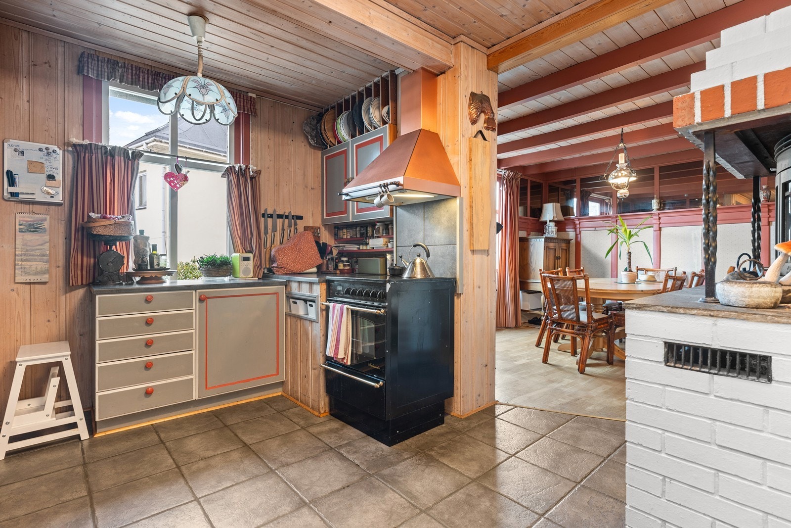 Kjøkkenet har en litt utradisjonell løsning som gir god arbeidsplass. Galleribilde