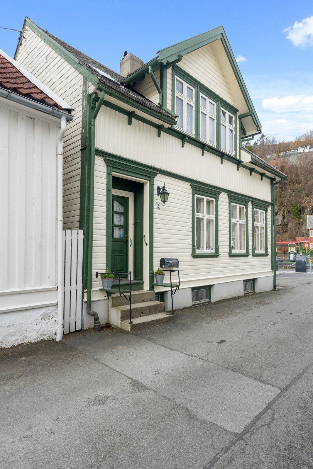 Boligen er trolig fra før 1900 og er renovert i 1997 på en fin måte. Galleribilde