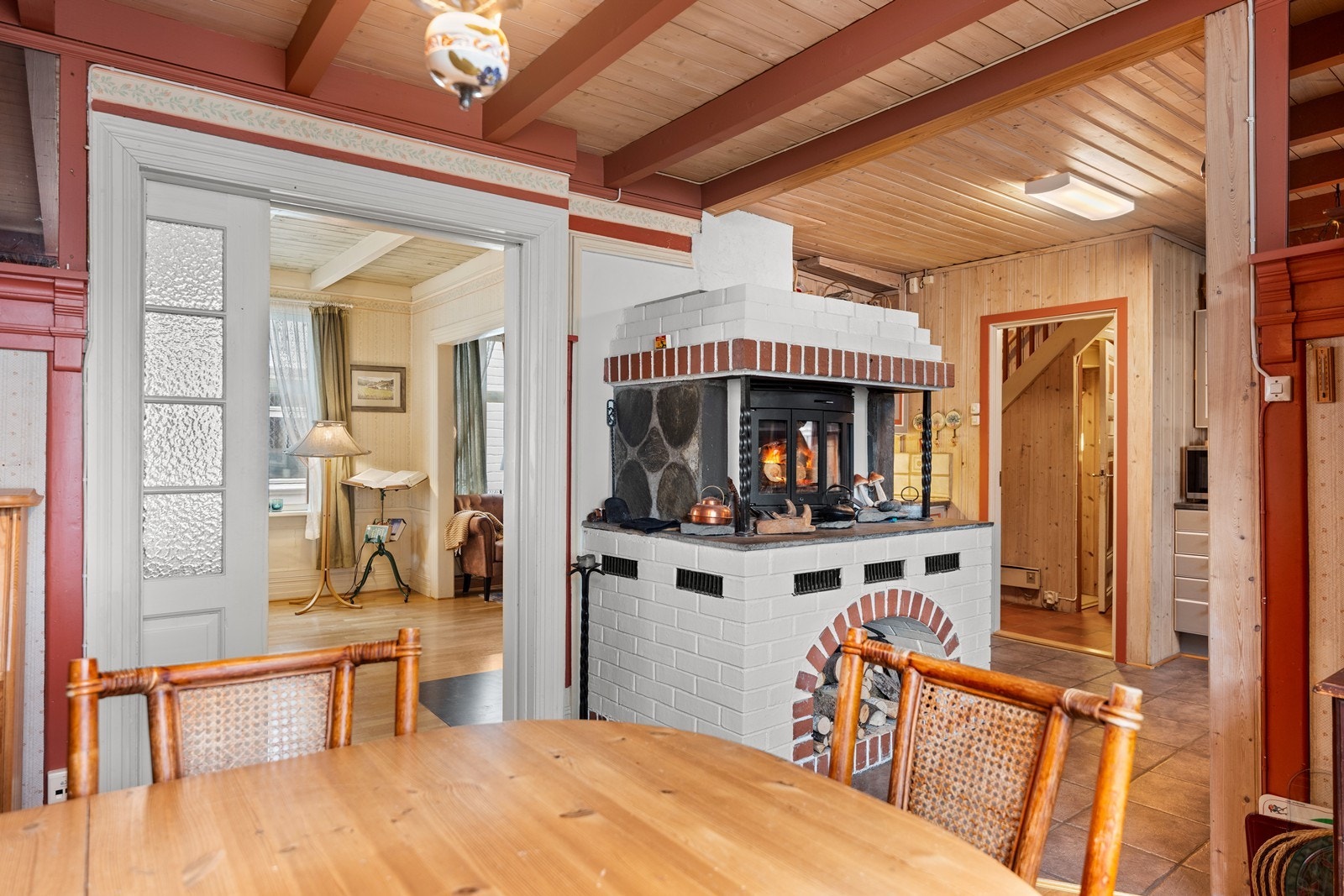 Koselig peis mellom kjøkkenet og spisestuen. Galleribilde