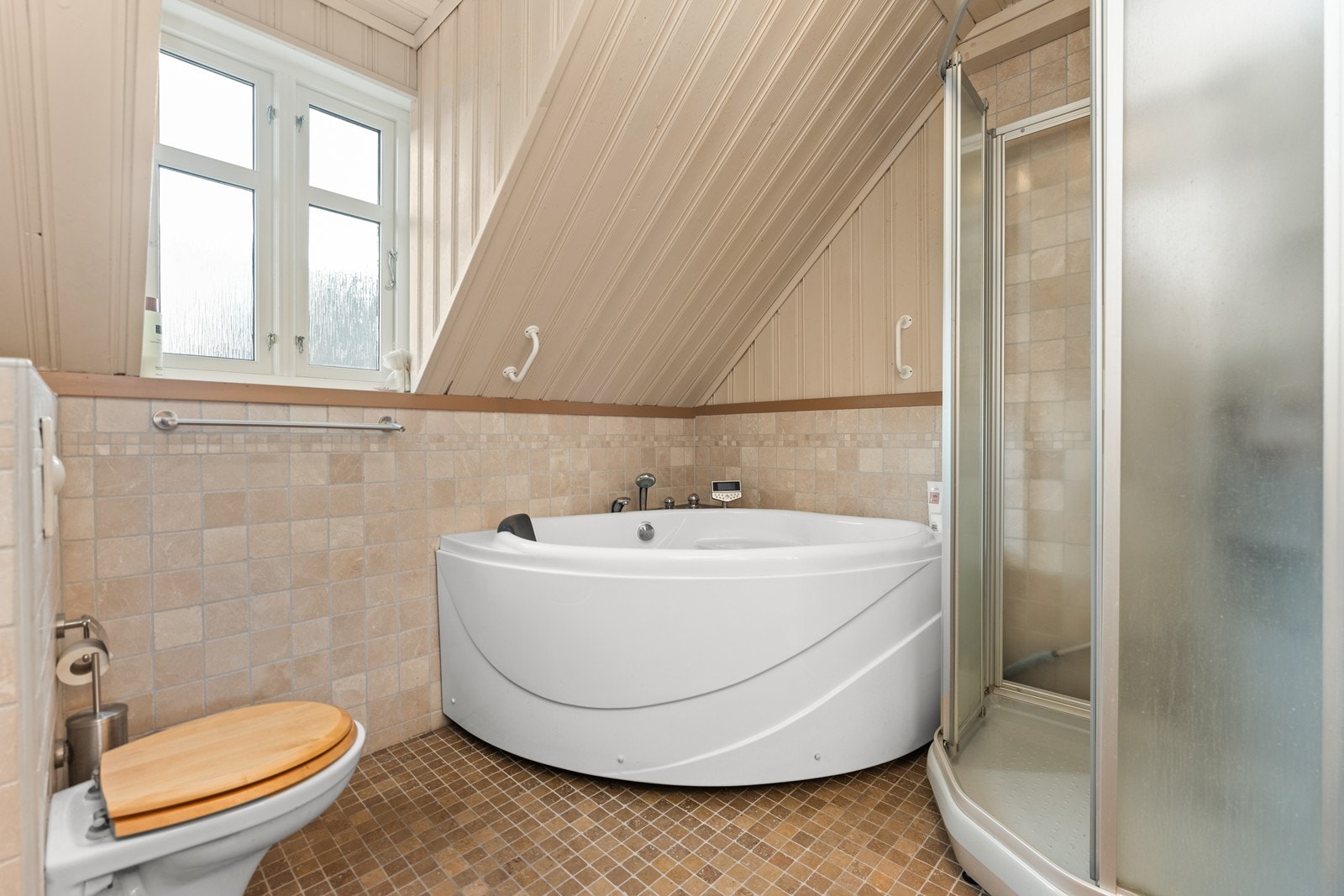 Flislagt bad/ wc med badekar og dusjkabinett. Galleribilde