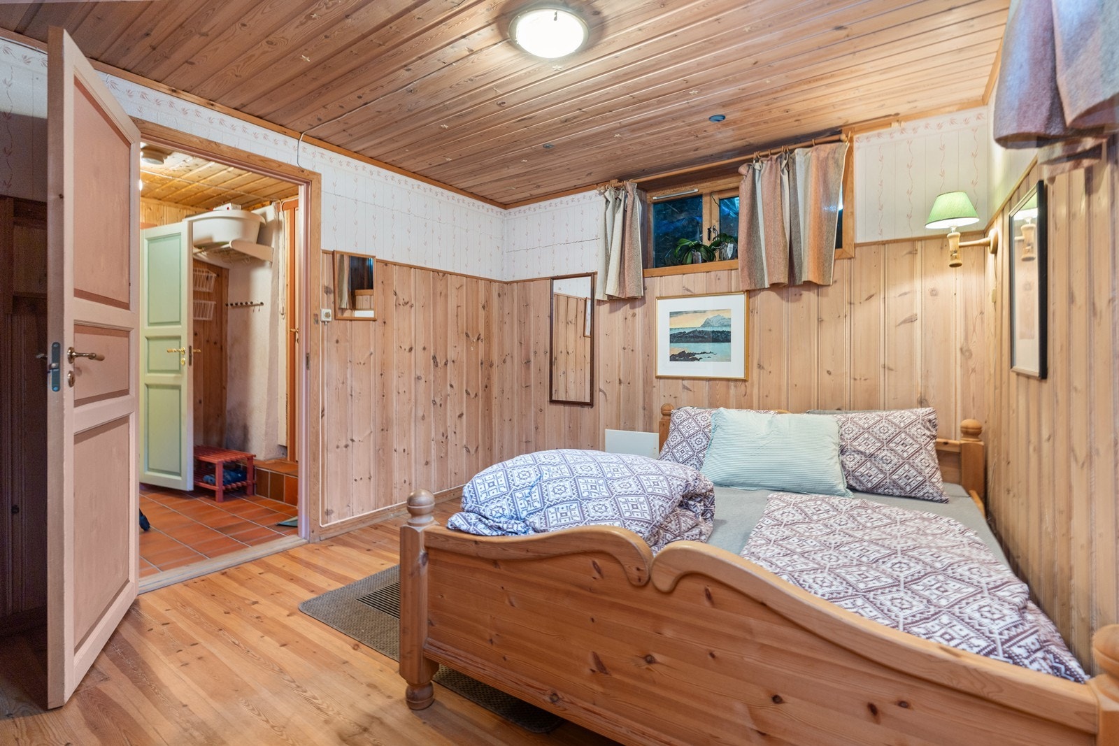 To store rom som brukes som soverom, og er adskilt med skyvedør mellom. Galleribilde