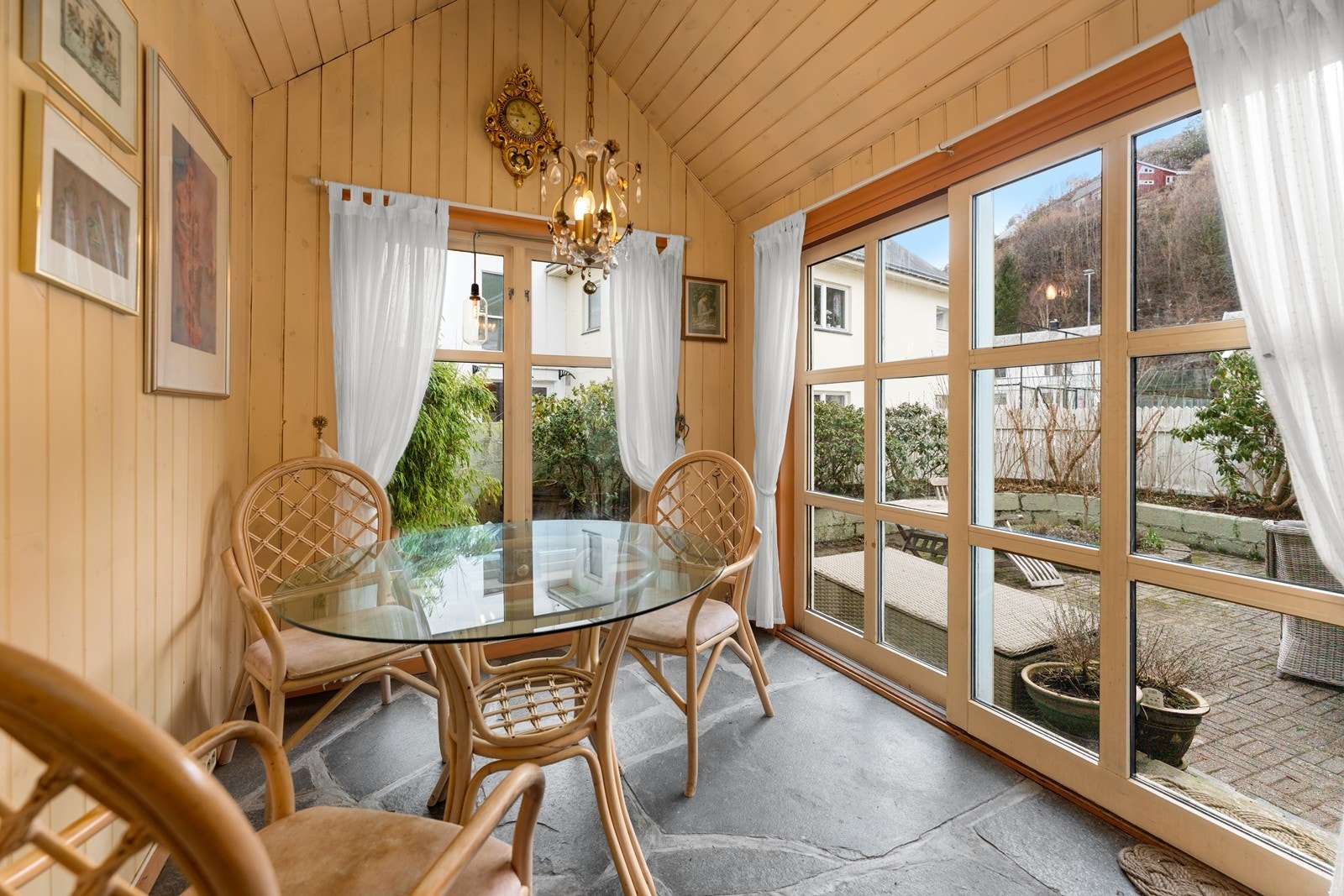 Lun og koselig frokoststue med utgang til bakgården. Galleribilde