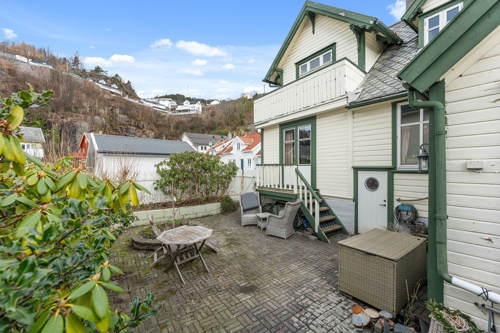 Bakgården er rikt beplantet og kan bli en liten oase midt i byen. Galleribilde