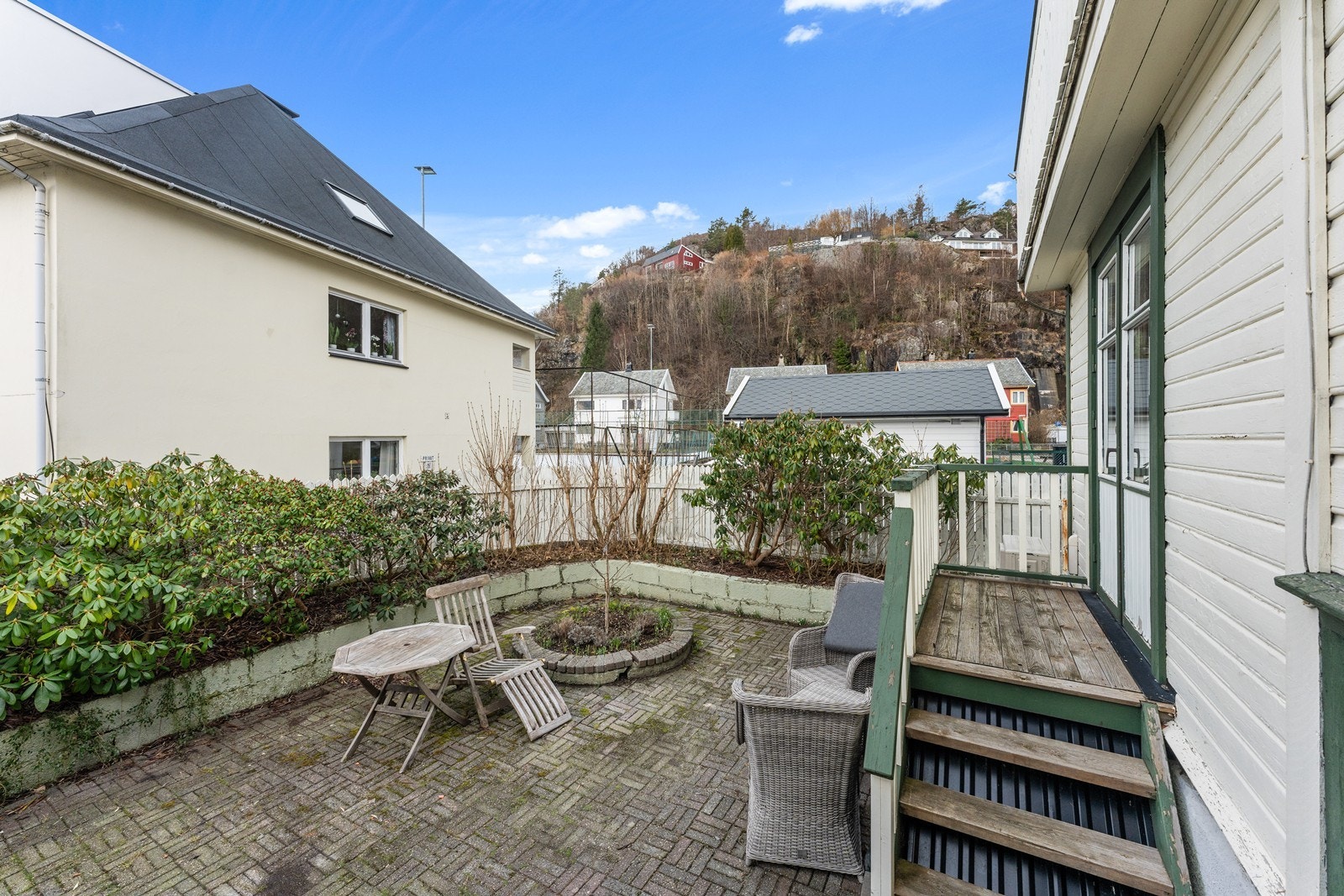 Fra spisestuen er det utgang til bakgården. Galleribilde