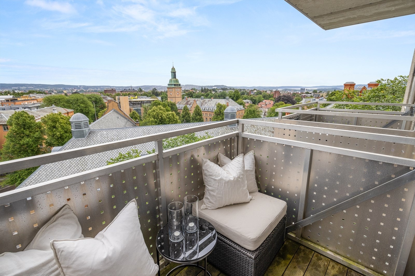 Leiligheten ligger flott til i 8. etasje i bygg med heis. Galleribilde