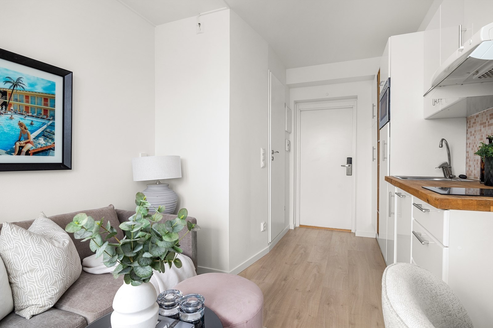 Lys 1-romsleilighet med balkong og arealeffektiv planløsning. Galleribilde