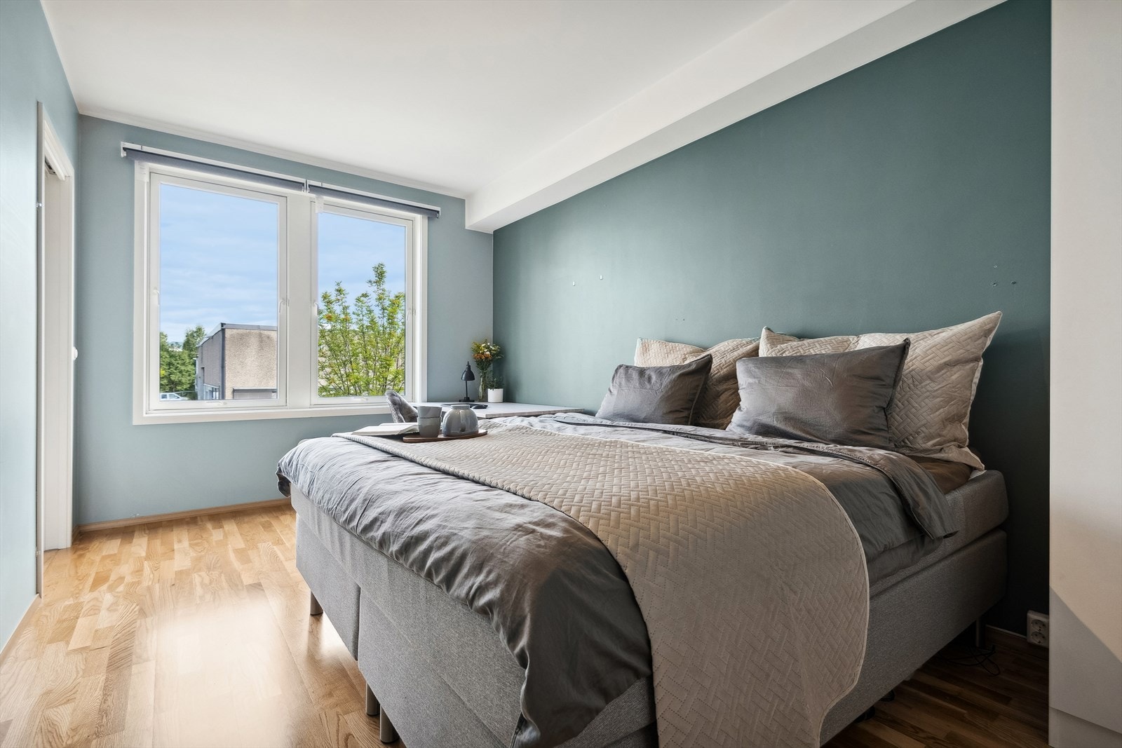 Soverommet er av god størrelse med plass til en dobbeltseng, skrivebord, garderobeskap og annet ønskelig møblement. Galleribilde