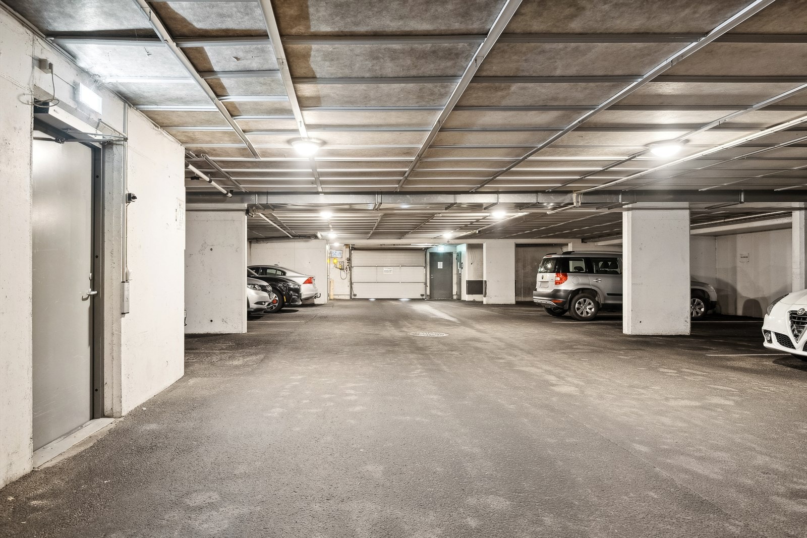 Garasjeplass i felles garasjekjeller. Galleribilde