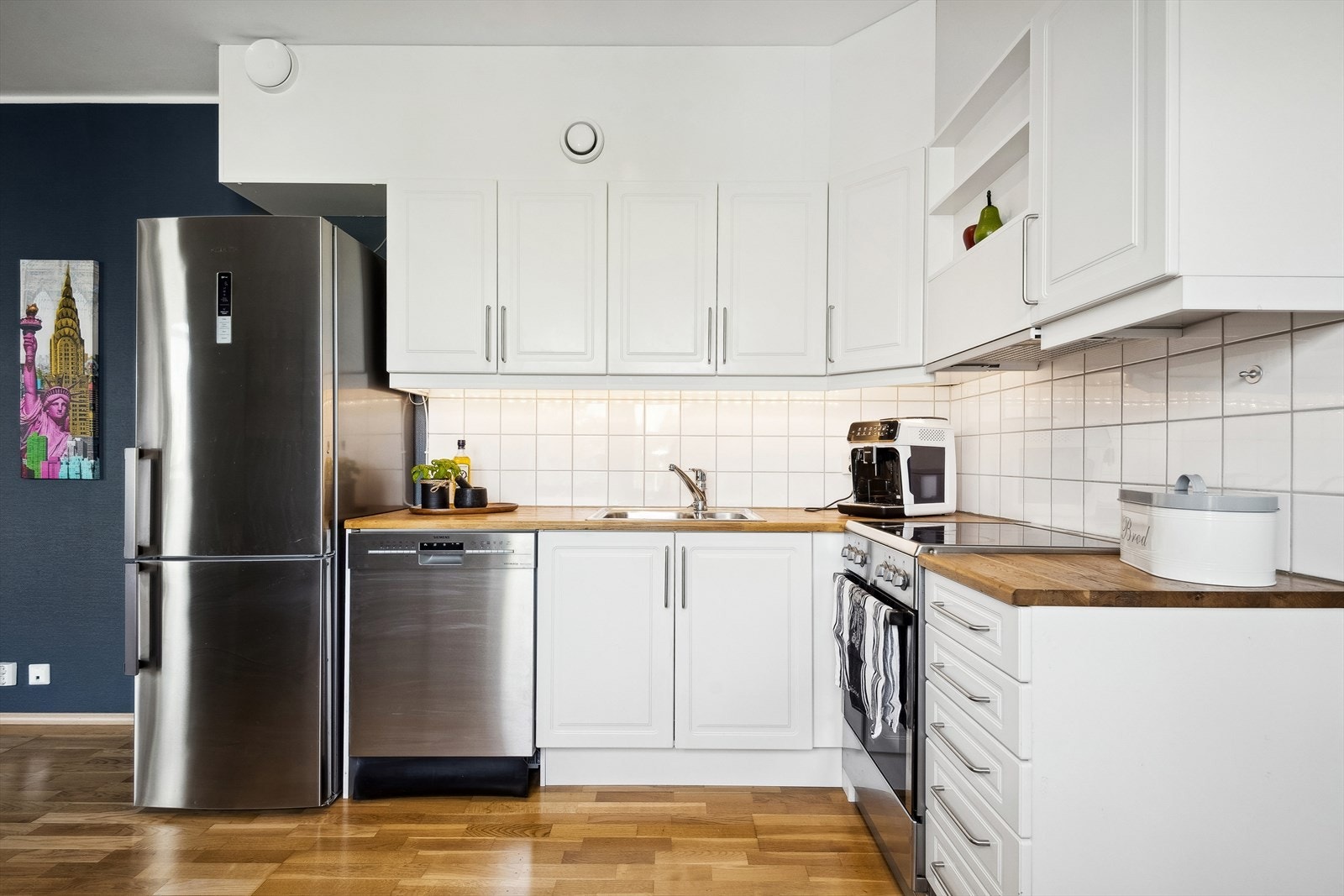 Kjøkken med plass til kjøl/fryseskap, oppvaskmaskin og komfyr. Galleribilde