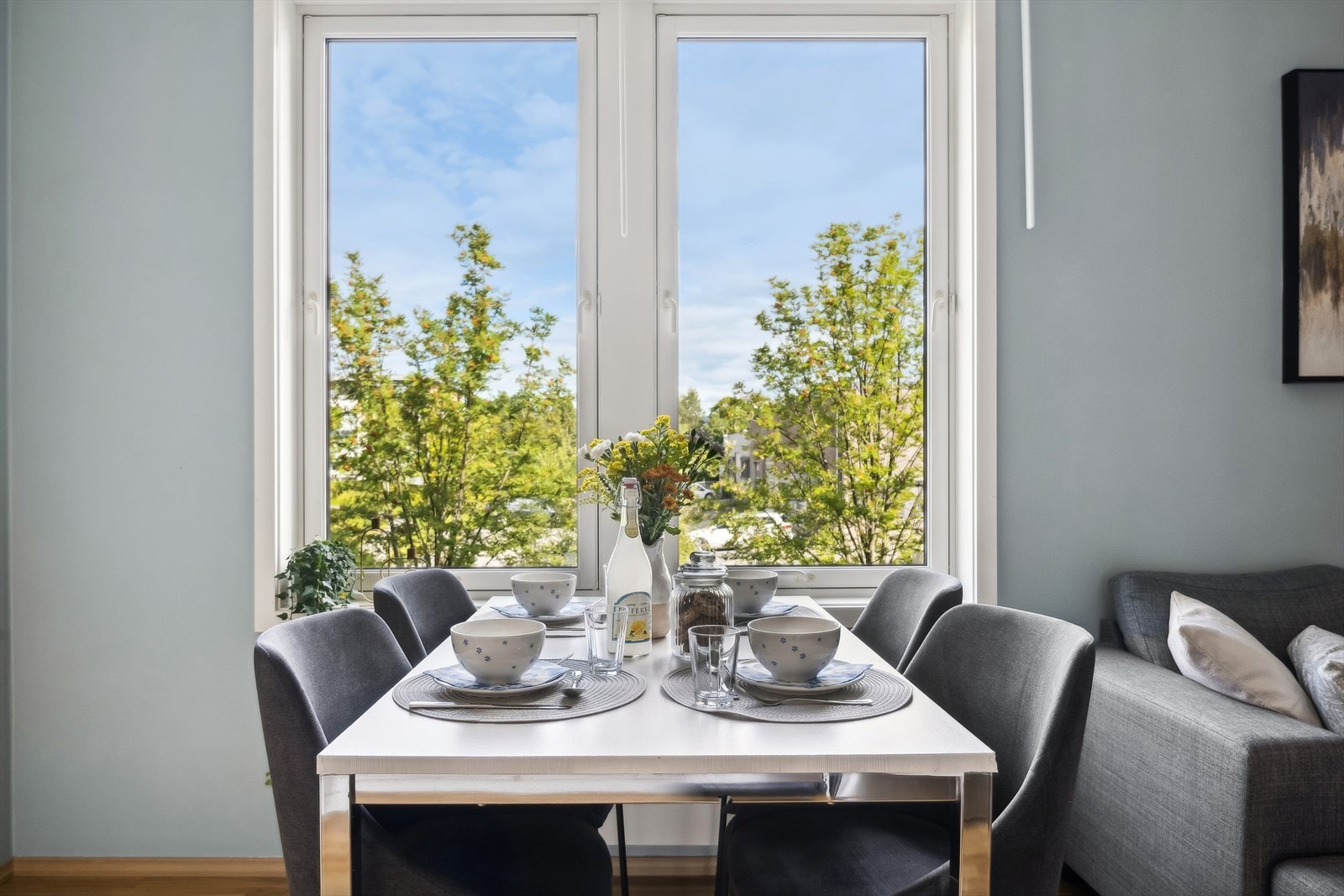 De store vinduene slipper inn godt med lys og her kan måltidene nytes. Galleribilde