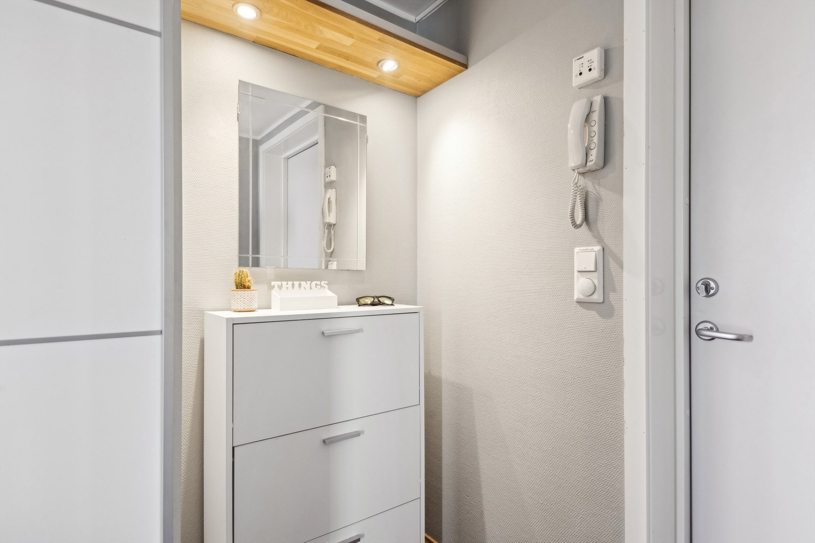 Romslig entrè med belysning og plass for oppbevaring og dekor. Galleribilde