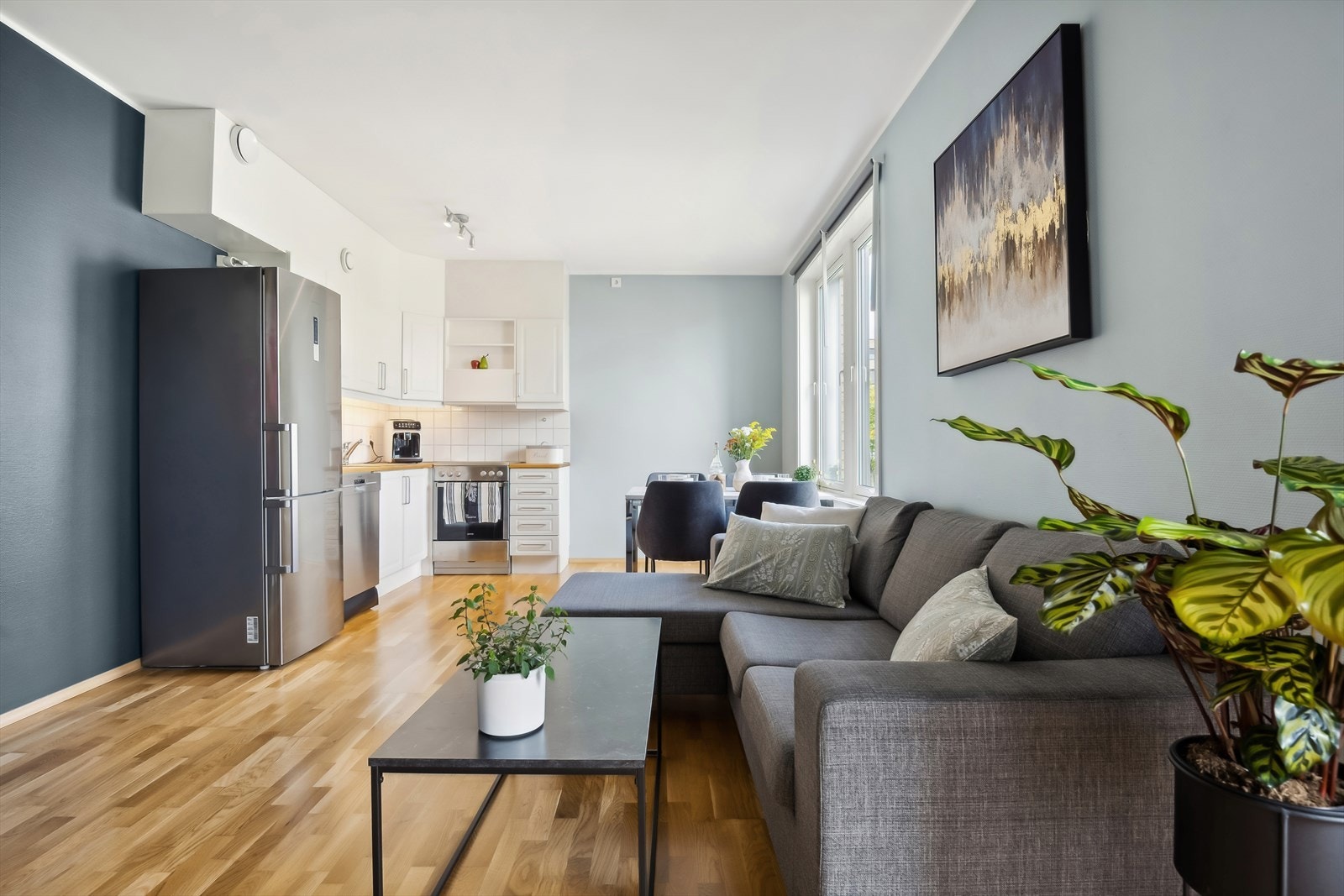 Stuen ligger i åpen løsning med kjøkkenet. Galleribilde