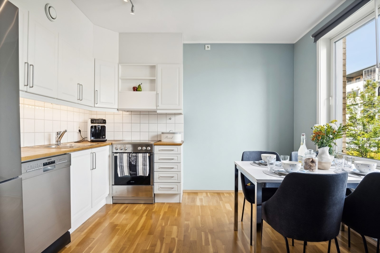 Her får du store oppholdsrom, god standard og generøse vindusflater. Galleribilde