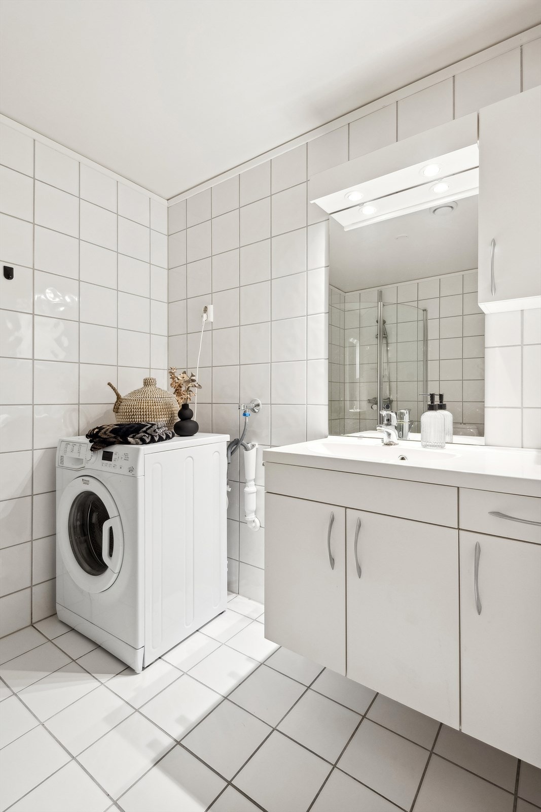 Badet er utstyrt med servant og speil med tilhørende belysning. Galleribilde