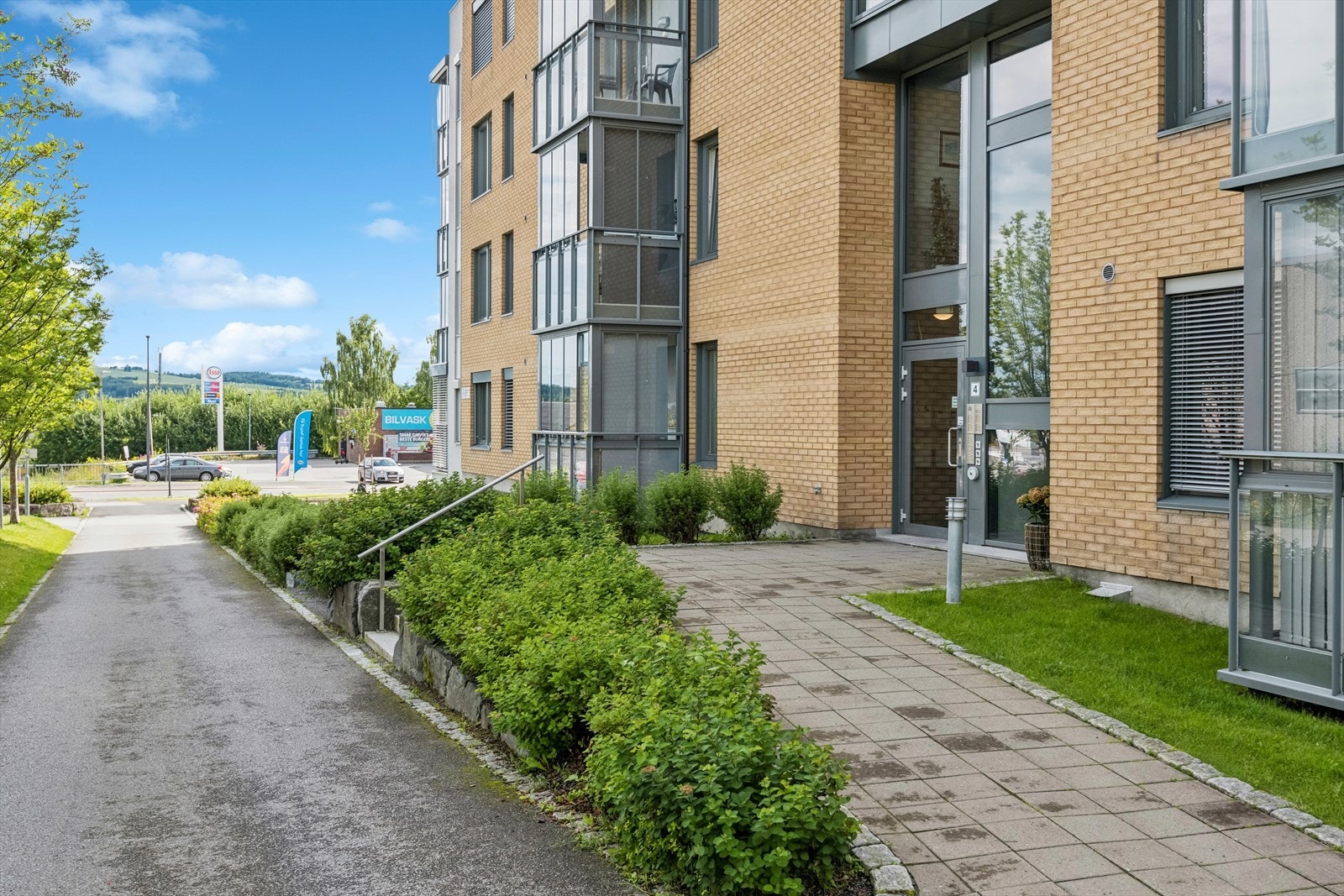 Til tross for en sentral beliggenhet har leiligheten en lun, tilbaketrukket beliggenhet, hvor fellesareal er pent opparbeidet med interne veier og grøntareal. Galleribilde