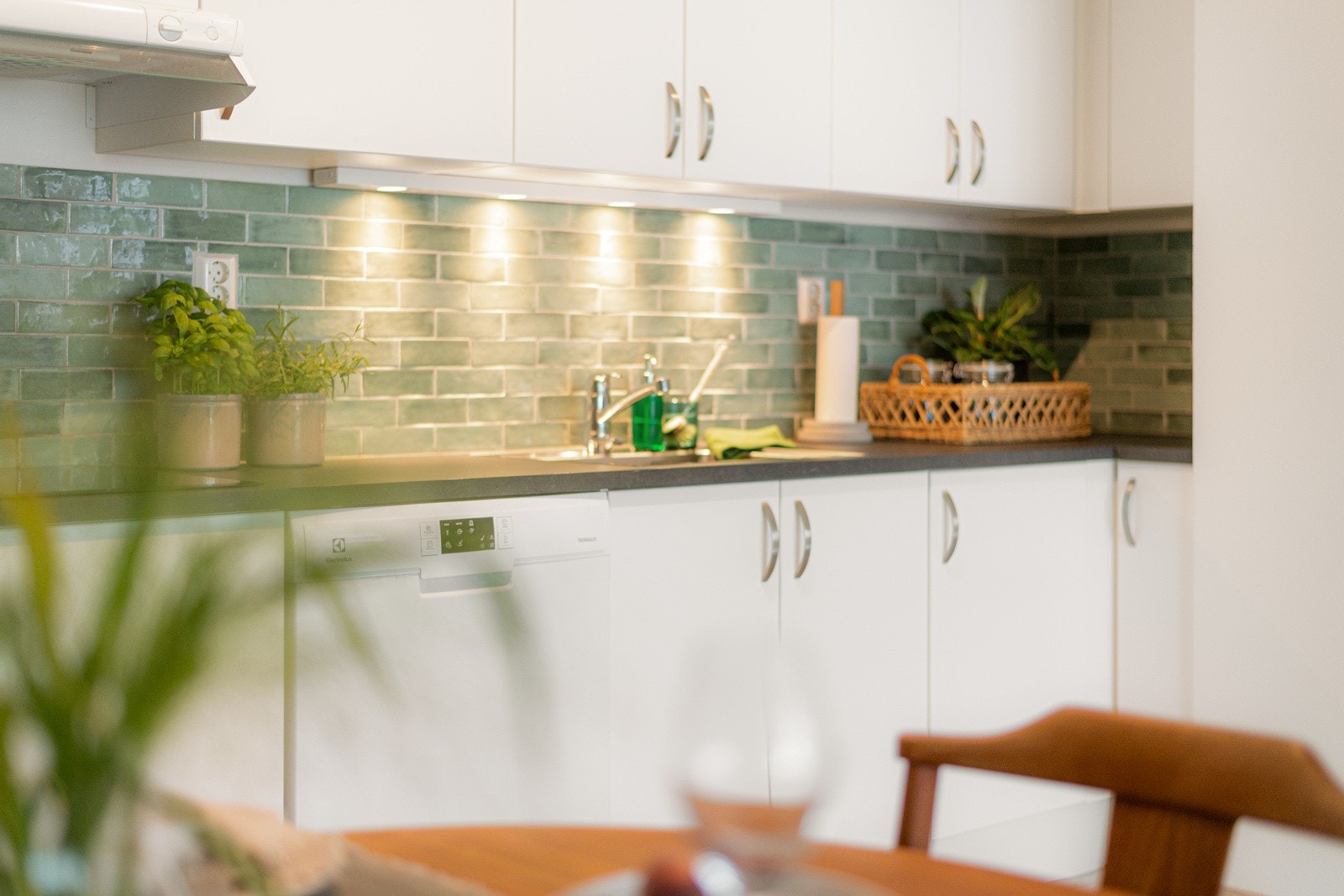 Innredningen er med glatte fronter i hvit utførelse og benkeplate i laminat. Galleribilde