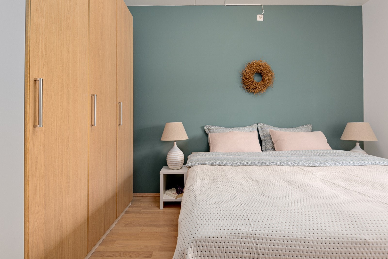 Garderobeskapet medfølger handelen. Galleribilde