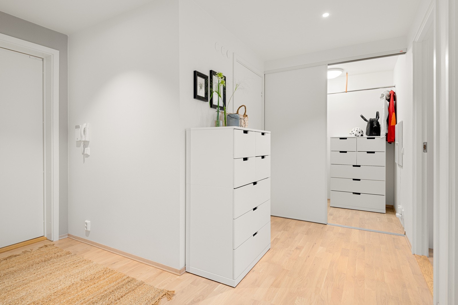 Lys og romslig entré med adkomst til et omkledningsrom. Galleribilde