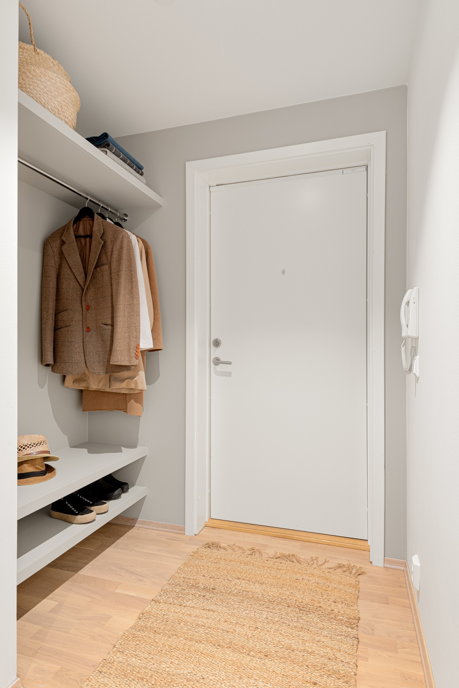 Veggene har blitt malt i et tidløst fargevalg og på gulv er det lagt tre-stavs parkett. Galleribilde