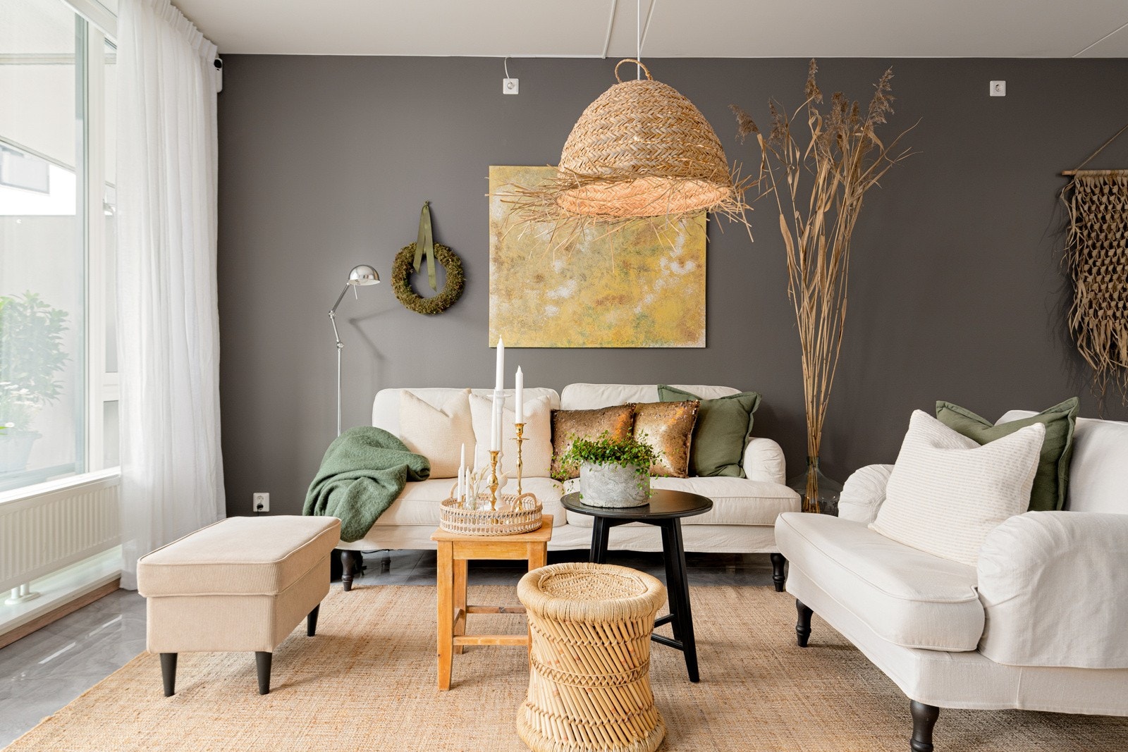 Delikat og innbydende stue som er enkel å møblere. Overflatene er malt i et tidløst fargevalg og gulvet er belagt med lyegrå fliser med marmoreffekt. Galleribilde