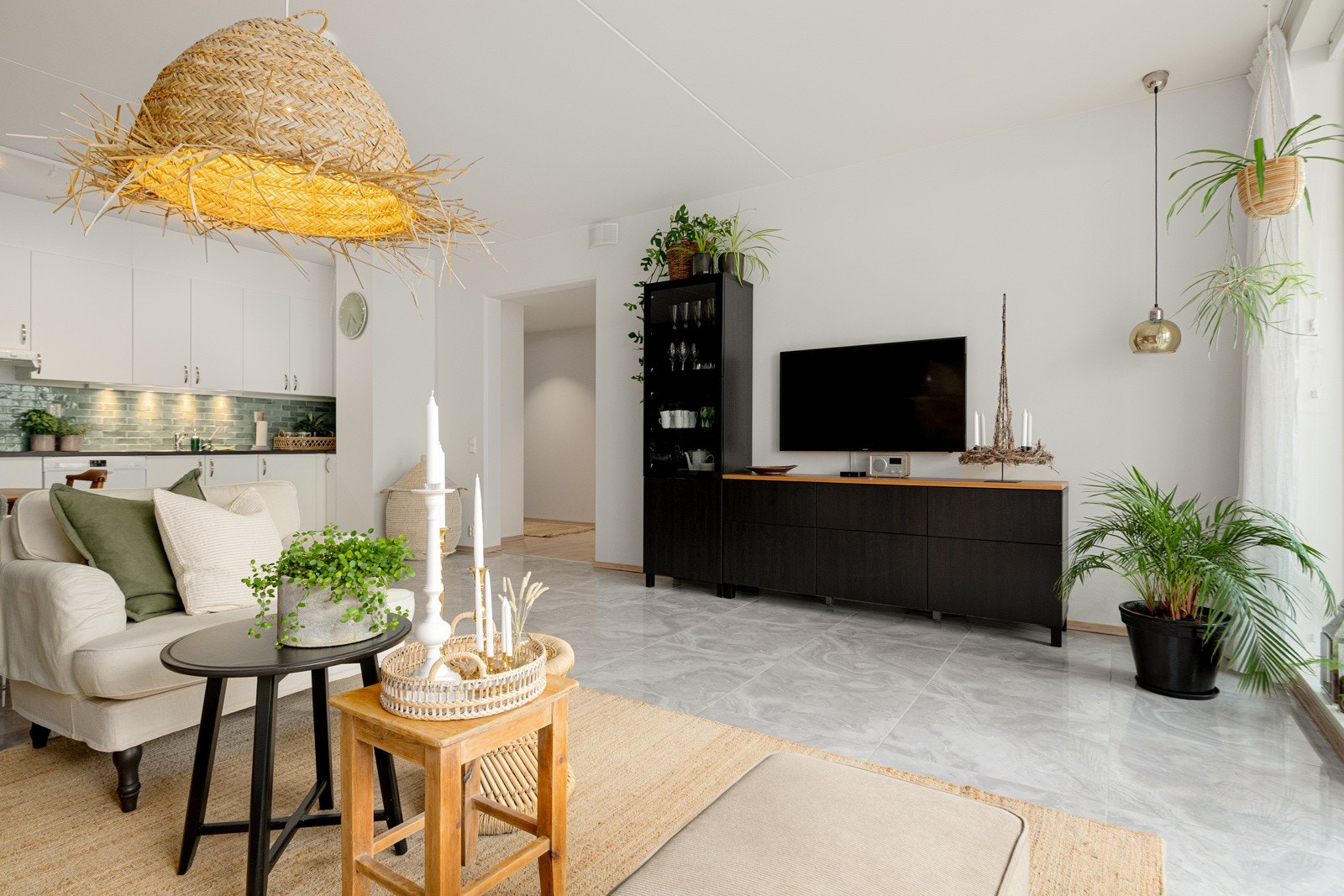 Du har en naturlig plass til både sofagruppe, spisebord og TV med tilhørende møblement. Galleribilde