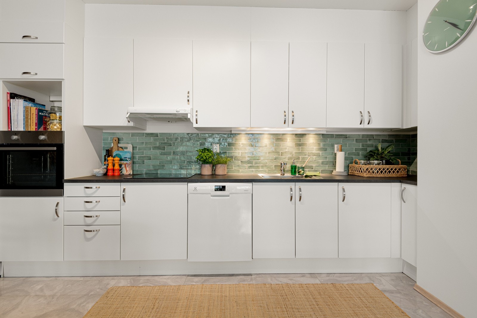 Her er det godt med skap- og benkeplass for oppbevaring og matlaging. Galleribilde